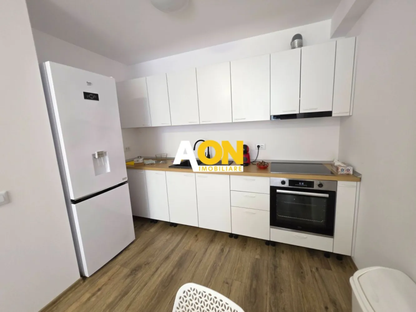 Apartament 2 camere, 52 mp utili, bloc nou, prima închiriere - AON Imobiliare vă propune spre închiriere un apartament modern, situat într-un bloc nou, finalizat în anul 2024, în zona ieșirii spre Pâclișa.
Locuința este compartimentată funcțional și eficient, fiind compusă din:
• Living cu bucătărie open space;
• Dormitor;
• Baie;
• Hol;
• Balcon de 10 mp.
Suprafața utilă a imobilului este de 52 mp. Confortul termic este asigurat prin sistemul de încălzire prin pardoseală pe timpul iernii și răcire prin pardoseală în timpul verii, oferind un climat interior optim pe tot parcursul anului.
Blocul a fost proiectat pentru o eficiență energetică ridicată, fiind izolat la exterior și echipat cu panouri fotovoltaice și 2 centrale termice de bloc.
Apartamentul dispune de loc de parcare privat. De asemenea, chiriașii vor beneficia de acces la o zonă interioară comună, ideală pentru depozitarea bicicletelor sau a cărucioarelor.
Perioadă minimă de închiriere: 12 luni. Nu se acceptă animale de companie!
Nu ratați această oportunitate! Contactați-ne pentru mai multe detalii și programarea unei vizionări.
ID intern: CP3109460