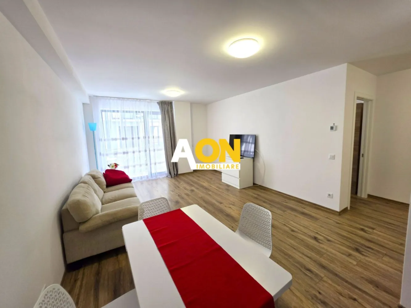 Apartament 2 camere, 52 mp utili, bloc nou, prima închiriere - AON Imobiliare vă propune spre închiriere un apartament modern, situat într-un bloc nou, finalizat în anul 2024, în zona ieșirii spre Pâclișa.
Locuința este compartimentată funcțional și eficient, fiind compusă din:
• Living cu bucătărie open space;
• Dormitor;
• Baie;
• Hol;
• Balcon de 10 mp.
Suprafața utilă a imobilului este de 52 mp. Confortul termic este asigurat prin sistemul de încălzire prin pardoseală pe timpul iernii și răcire prin pardoseală în timpul verii, oferind un climat interior optim pe tot parcursul anului.
Blocul a fost proiectat pentru o eficiență energetică ridicată, fiind izolat la exterior și echipat cu panouri fotovoltaice și 2 centrale termice de bloc.
Apartamentul dispune de loc de parcare privat. De asemenea, chiriașii vor beneficia de acces la o zonă interioară comună, ideală pentru depozitarea bicicletelor sau a cărucioarelor.
Perioadă minimă de închiriere: 12 luni. Nu se acceptă animale de companie!
Nu ratați această oportunitate! Contactați-ne pentru mai multe detalii și programarea unei vizionări.
ID intern: CP3109460