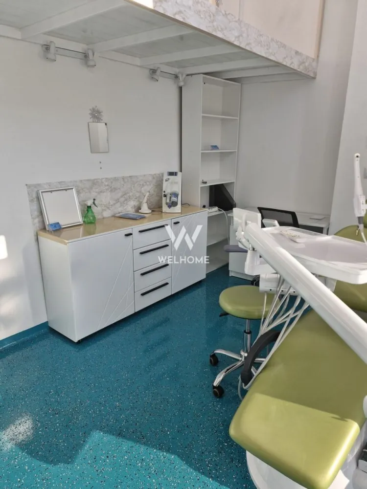 Închiriere spatii, cabinete stomatologice, Clinica Sibiu - Vă propunem spre închiriere cabinete stomatologice moderne, situate într-o clinică medicală construcție nouă, concepută și realizată conform tuturor normelor și standardelor în vigoare pentru acest tip de activitate. Clinica dispune de cabinete stomatologice complet dotate, echipate cu aparatură modernă, nouă, scaune stomatologice și mobilier nou, spatiu de relaxare pentru medici, oferind un mediu profesional, eficient și confortabil atât pentru medici, cât și pentru pacienți. Spațiul beneficiază de cabinet de radiologie dotat cu aparat performant de radiologie panoramica dentară, microscop chirurgical Leica de ultima generatie, camera de sterilizare, precum și de bloc operator, fiind ideal pentru o gamă largă de specialități stomatologice, inclusiv tratamente avansate și intervenții chirurgicale. Pentru confortul și buna organizare a personalului, clinica este dotată cu vestiar și grup sanitar dedicat personalului, iar pacienții au la dispoziție o sală de așteptare modernă și primitoare. Confortul termic este asigurat prin încălzire în pardoseală, oferind un ambient plăcut pe tot parcursul anului. Clinica este amplasată într-o zonă accesibilă și bine conectată, cu acces facil la principalele artere de circulație și la mijloacele de transport în comun. În imediata apropiere se regăsesc spații comerciale, farmacii, unități bancare, restaurante și alte servicii de interes, oferind un plus de confort atât pentru pacienți, cât și pentru personalul medical. Zona beneficiază de posibilități de parcare pentru pacienți și cadre medicale. Clinica deține toate avizele și autorizațiile la zi și respectă integral normele sanitare, tehnice și de siguranță impuse pentru desfășurarea activităților medicale stomatologice. Acest spațiu reprezintă soluția ideală pentru medici stomatologi care își doresc să își desfășoare activitatea într-un cadru modern, complet echipat, fără investiții suplimentare inițiale. Pentru detalii suplimentare și programarea unei vizionări, vă stăm la dispoziție. Pret 1000 euro/ luna Telefon 0740066818, Cristina }}