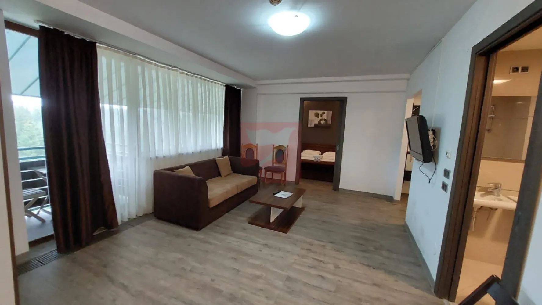 2 camere, intim, semineu, Silver Mountain - Imobilul este situat in Complexul Silver Mountain din Poiana Brasov, dotat cu loc de joaca pentru copii, terenuri de tenis, badminton, minifotbal, mese de ping-pong, bancute si foisoare, in complex fiind si un restaurant, piscine, spa, sali de conferinta samd.

Avem un apartament, de 2 camere, de cca 45 mp, cu living cu semineu, baie, o mica bucatarioara, un balcon, proprietarul fiind firma. Si la acesta se va achizitiona separat un alt loc de parcare in subteran, la pretul de 10.000 euro, exclusiv TVA.

Apartamentul este pe aceleasi acte cu unul alaturat, de cca 145 mp, cu 5 camere, situat pe doua nivele, cu scara interioara, la parter fiind un living cu bucatarie deschisa, o baie, un dormitor si un balcon, iar la etajul mansardat fiind un living, o baie si doua dormitoare, din care unul cu dressing.
Se va achizitiona separat si un loc de parcare in subteran un loc de parcare in subteran, la pretul de 10.000 euro, exclusiv TVA.

Apartamentele inca nu sunt separate in acte, dar au intrari proprii si contoare separate. Ambele au vedere spre padure. Ambele sunt mobilate, utilate si inchiriate, prin urmare se pot viziona doar cu programare prealabila, exclus turism imobiliar.

Nefiind inca separate in acte, unitatile sunt disponibile pentru vanzare actualmente impreuna, asa cum sunt, cu 2 locuri de parcare, deci cu 420.000 de euro. Pretul cuprinde intregul pachet, integral. Daca se cumpara pe firma platitoare de TVA, se achita doar 420.000, aplicandu-se taxarea inversa. Se poate accepta si plata in rate.

Colaboram motivant cu alte agentii imobiliare, imobilul fiind in reprezentare exclusiva.