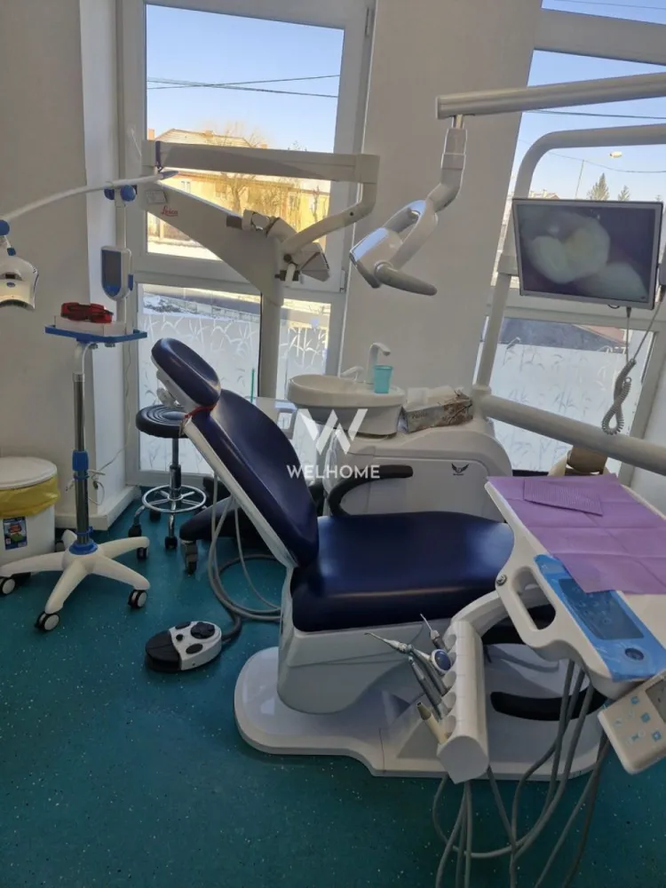 Închiriere spatii, cabinete stomatologice, Clinica Sibiu - Vă propunem spre închiriere cabinete stomatologice moderne, situate într-o clinică medicală construcție nouă, concepută și realizată conform tuturor normelor și standardelor în vigoare pentru acest tip de activitate. Clinica dispune de cabinete stomatologice complet dotate, echipate cu aparatură modernă, nouă, scaune stomatologice și mobilier nou, spatiu de relaxare pentru medici, oferind un mediu profesional, eficient și confortabil atât pentru medici, cât și pentru pacienți. Spațiul beneficiază de cabinet de radiologie dotat cu aparat performant de radiologie panoramica dentară, microscop chirurgical Leica de ultima generatie, camera de sterilizare, precum și de bloc operator, fiind ideal pentru o gamă largă de specialități stomatologice, inclusiv tratamente avansate și intervenții chirurgicale. Pentru confortul și buna organizare a personalului, clinica este dotată cu vestiar și grup sanitar dedicat personalului, iar pacienții au la dispoziție o sală de așteptare modernă și primitoare. Confortul termic este asigurat prin încălzire în pardoseală, oferind un ambient plăcut pe tot parcursul anului. Clinica este amplasată într-o zonă accesibilă și bine conectată, cu acces facil la principalele artere de circulație și la mijloacele de transport în comun. În imediata apropiere se regăsesc spații comerciale, farmacii, unități bancare, restaurante și alte servicii de interes, oferind un plus de confort atât pentru pacienți, cât și pentru personalul medical. Zona beneficiază de posibilități de parcare pentru pacienți și cadre medicale. Clinica deține toate avizele și autorizațiile la zi și respectă integral normele sanitare, tehnice și de siguranță impuse pentru desfășurarea activităților medicale stomatologice. Acest spațiu reprezintă soluția ideală pentru medici stomatologi care își doresc să își desfășoare activitatea într-un cadru modern, complet echipat, fără investiții suplimentare inițiale. Pentru detalii suplimentare și programarea unei vizionări, vă stăm la dispoziție. Pret 1000 euro/ luna Telefon 0740066818, Cristina }}