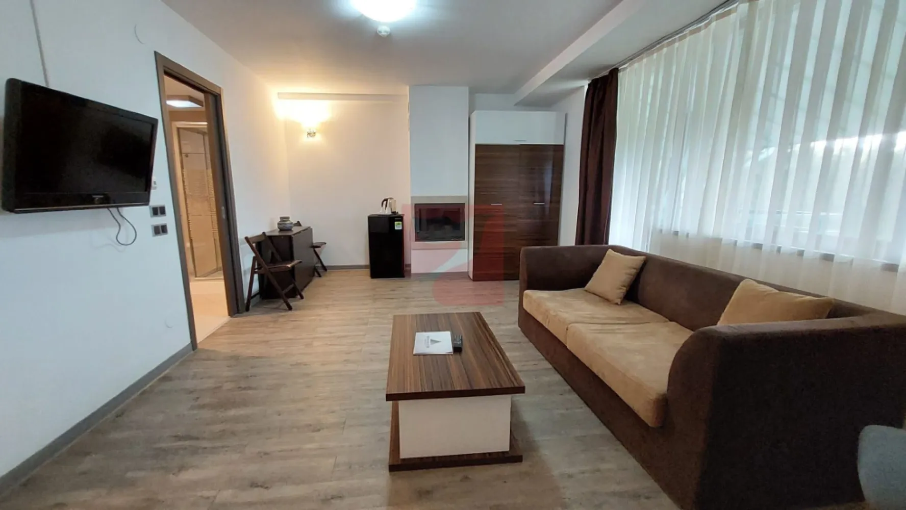 2 camere, intim, semineu, Silver Mountain - Imobilul este situat in Complexul Silver Mountain din Poiana Brasov, dotat cu loc de joaca pentru copii, terenuri de tenis, badminton, minifotbal, mese de ping-pong, bancute si foisoare, in complex fiind si un restaurant, piscine, spa, sali de conferinta samd.

Avem un apartament, de 2 camere, de cca 45 mp, cu living cu semineu, baie, o mica bucatarioara, un balcon, proprietarul fiind firma. Si la acesta se va achizitiona separat un alt loc de parcare in subteran, la pretul de 10.000 euro, exclusiv TVA.

Apartamentul este pe aceleasi acte cu unul alaturat, de cca 145 mp, cu 5 camere, situat pe doua nivele, cu scara interioara, la parter fiind un living cu bucatarie deschisa, o baie, un dormitor si un balcon, iar la etajul mansardat fiind un living, o baie si doua dormitoare, din care unul cu dressing.
Se va achizitiona separat si un loc de parcare in subteran un loc de parcare in subteran, la pretul de 10.000 euro, exclusiv TVA.

Apartamentele inca nu sunt separate in acte, dar au intrari proprii si contoare separate. Ambele au vedere spre padure. Ambele sunt mobilate, utilate si inchiriate, prin urmare se pot viziona doar cu programare prealabila, exclus turism imobiliar.

Nefiind inca separate in acte, unitatile sunt disponibile pentru vanzare actualmente impreuna, asa cum sunt, cu 2 locuri de parcare, deci cu 420.000 de euro. Pretul cuprinde intregul pachet, integral. Daca se cumpara pe firma platitoare de TVA, se achita doar 420.000, aplicandu-se taxarea inversa. Se poate accepta si plata in rate.

Colaboram motivant cu alte agentii imobiliare, imobilul fiind in reprezentare exclusiva.