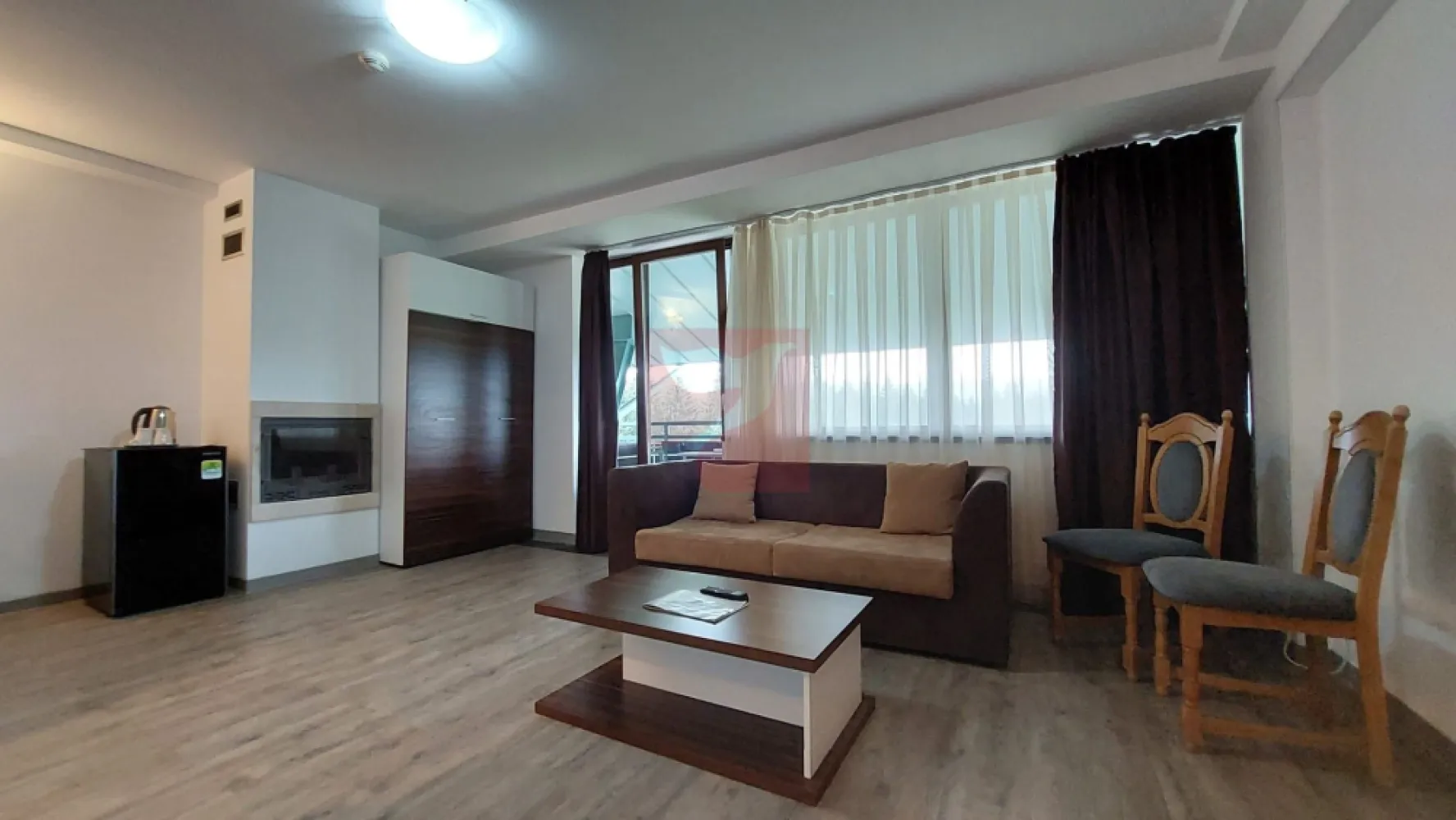 2 camere, intim, semineu, Silver Mountain - Imobilul este situat in Complexul Silver Mountain din Poiana Brasov, dotat cu loc de joaca pentru copii, terenuri de tenis, badminton, minifotbal, mese de ping-pong, bancute si foisoare, in complex fiind si un restaurant, piscine, spa, sali de conferinta samd.

Avem un apartament, de 2 camere, de cca 45 mp, cu living cu semineu, baie, o mica bucatarioara, un balcon, proprietarul fiind firma. Si la acesta se va achizitiona separat un alt loc de parcare in subteran, la pretul de 10.000 euro, exclusiv TVA.

Apartamentul este pe aceleasi acte cu unul alaturat, de cca 145 mp, cu 5 camere, situat pe doua nivele, cu scara interioara, la parter fiind un living cu bucatarie deschisa, o baie, un dormitor si un balcon, iar la etajul mansardat fiind un living, o baie si doua dormitoare, din care unul cu dressing.
Se va achizitiona separat si un loc de parcare in subteran un loc de parcare in subteran, la pretul de 10.000 euro, exclusiv TVA.

Apartamentele inca nu sunt separate in acte, dar au intrari proprii si contoare separate. Ambele au vedere spre padure. Ambele sunt mobilate, utilate si inchiriate, prin urmare se pot viziona doar cu programare prealabila, exclus turism imobiliar.

Nefiind inca separate in acte, unitatile sunt disponibile pentru vanzare actualmente impreuna, asa cum sunt, cu 2 locuri de parcare, deci cu 420.000 de euro. Pretul cuprinde intregul pachet, integral. Daca se cumpara pe firma platitoare de TVA, se achita doar 420.000, aplicandu-se taxarea inversa. Se poate accepta si plata in rate.

Colaboram motivant cu alte agentii imobiliare, imobilul fiind in reprezentare exclusiva.