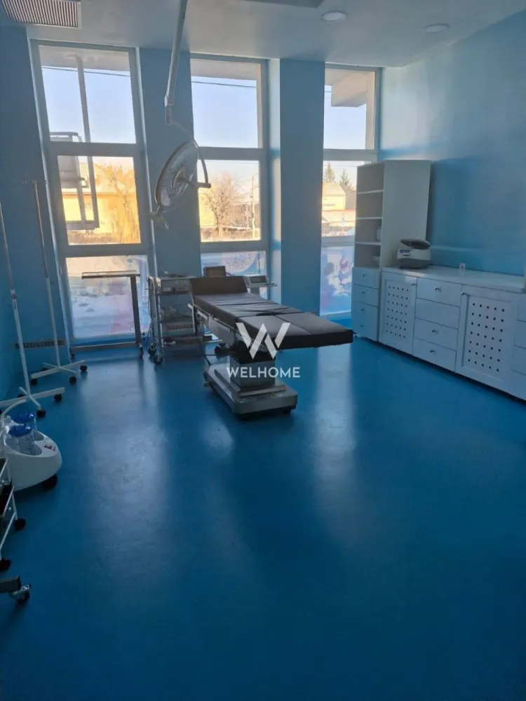 Închiriere spatii, cabinete stomatologice, Clinica Sibiu - Vă propunem spre închiriere cabinete stomatologice moderne, situate într-o clinică medicală construcție nouă, concepută și realizată conform tuturor normelor și standardelor în vigoare pentru acest tip de activitate. Clinica dispune de cabinete stomatologice complet dotate, echipate cu aparatură modernă, nouă, scaune stomatologice și mobilier nou, spatiu de relaxare pentru medici, oferind un mediu profesional, eficient și confortabil atât pentru medici, cât și pentru pacienți. Spațiul beneficiază de cabinet de radiologie dotat cu aparat performant de radiologie panoramica dentară, microscop chirurgical Leica de ultima generatie, camera de sterilizare, precum și de bloc operator, fiind ideal pentru o gamă largă de specialități stomatologice, inclusiv tratamente avansate și intervenții chirurgicale. Pentru confortul și buna organizare a personalului, clinica este dotată cu vestiar și grup sanitar dedicat personalului, iar pacienții au la dispoziție o sală de așteptare modernă și primitoare. Confortul termic este asigurat prin încălzire în pardoseală, oferind un ambient plăcut pe tot parcursul anului. Clinica este amplasată într-o zonă accesibilă și bine conectată, cu acces facil la principalele artere de circulație și la mijloacele de transport în comun. În imediata apropiere se regăsesc spații comerciale, farmacii, unități bancare, restaurante și alte servicii de interes, oferind un plus de confort atât pentru pacienți, cât și pentru personalul medical. Zona beneficiază de posibilități de parcare pentru pacienți și cadre medicale. Clinica deține toate avizele și autorizațiile la zi și respectă integral normele sanitare, tehnice și de siguranță impuse pentru desfășurarea activităților medicale stomatologice. Acest spațiu reprezintă soluția ideală pentru medici stomatologi care își doresc să își desfășoare activitatea într-un cadru modern, complet echipat, fără investiții suplimentare inițiale. Pentru detalii suplimentare și programarea unei vizionări, vă stăm la dispoziție. Pret 1000 euro/ luna Telefon 0740066818, Cristina }}