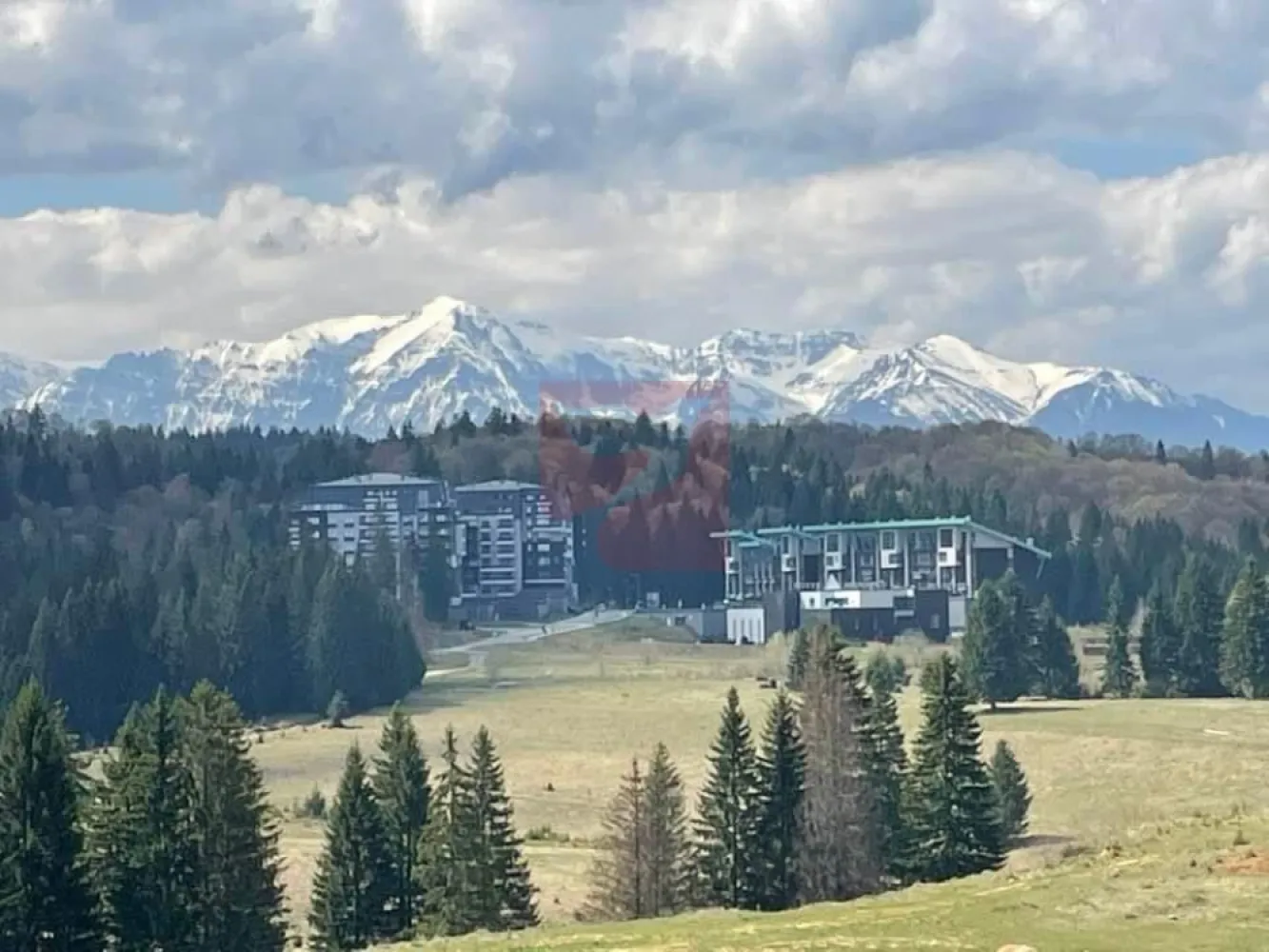 2 in 1, apartamente de 2 si de 4 camere, parcari, Silver Mountain - Imobilul este situat in Complexul Silver Mountain din Poiana Brasov, dotat cu loc de joaca pentru copii, terenuri de tenis, badminton, minifotbal, mese de ping-pong, bancute si foisoare, in complex fiind si un restaurant, piscine, spa, sali de conferinta samd.

Apartamentele inca nu sunt separate in acte, dar au intrari proprii si contoare separate. Ambele au vedere spre padure. Ambele sunt mobilate, utilate si inchiriate, prin urmare se pot viziona doar cu programare prealabila, exclus turism imobiliar.

Avem un apartament de 2 camere, de cca 45 mp, cu living cu semineu, baie, o mica bucatarioara, un balcon, proprietarul fiind firma. Apartamentul dispune si de un loc de parcare in subteran, evaluat aditional la 10.000 Euro exclusiv TVA.

Celalalt apartament, de cca 145 mp, cu 5 camere, este situat pe doua nivele, cu scara interioara, la parter fiind un living cu bucatarie deschisa, o baie, un dormitor si un balcon, iar la etajul mansardat fiind un living, o baie si doua dormitoare, din care unul cu dressing. Apartamentul dispune si el de un loc de parcare in subteran, evaluat la 10.000 Euro exclusiv TVA.

Nefiind inca separate in acte, unitatile sunt disponibile pentru vanzare actualmente impreuna, asa cum sunt, deci cu 2 locuri de parcare incluse, la pretul total de 420.000 de euro, exclusiv TVA. Pretul este fix si cuprinde intregul pachet, integral, inclusiv locurile de parcare. Daca se cumpara pe firma platitoare de TVA, se achita doar 420.000, aplicandu-se taxarea inversa.

Colaboram motivant cu alte agentii imobiliare, imobilul fiind in reprezentare exclusiva.