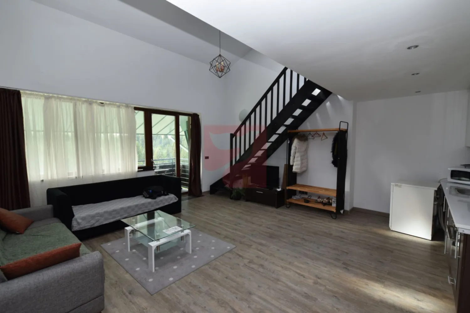 2 in 1, apartamente de 2 si de 4 camere, parcari, Silver Mountain - Imobilul este situat in Complexul Silver Mountain din Poiana Brasov, dotat cu loc de joaca pentru copii, terenuri de tenis, badminton, minifotbal, mese de ping-pong, bancute si foisoare, in complex fiind si un restaurant, piscine, spa, sali de conferinta samd.

Apartamentele inca nu sunt separate in acte, dar au intrari proprii si contoare separate. Ambele au vedere spre padure. Ambele sunt mobilate, utilate si inchiriate, prin urmare se pot viziona doar cu programare prealabila, exclus turism imobiliar.

Avem un apartament de 2 camere, de cca 45 mp, cu living cu semineu, baie, o mica bucatarioara, un balcon, proprietarul fiind firma. Apartamentul dispune si de un loc de parcare in subteran, evaluat aditional la 10.000 Euro exclusiv TVA.

Celalalt apartament, de cca 145 mp, cu 5 camere, este situat pe doua nivele, cu scara interioara, la parter fiind un living cu bucatarie deschisa, o baie, un dormitor si un balcon, iar la etajul mansardat fiind un living, o baie si doua dormitoare, din care unul cu dressing. Apartamentul dispune si el de un loc de parcare in subteran, evaluat la 10.000 Euro exclusiv TVA.

Nefiind inca separate in acte, unitatile sunt disponibile pentru vanzare actualmente impreuna, asa cum sunt, deci cu 2 locuri de parcare incluse, la pretul total de 420.000 de euro, exclusiv TVA. Pretul este fix si cuprinde intregul pachet, integral, inclusiv locurile de parcare. Daca se cumpara pe firma platitoare de TVA, se achita doar 420.000, aplicandu-se taxarea inversa.

Colaboram motivant cu alte agentii imobiliare, imobilul fiind in reprezentare exclusiva.