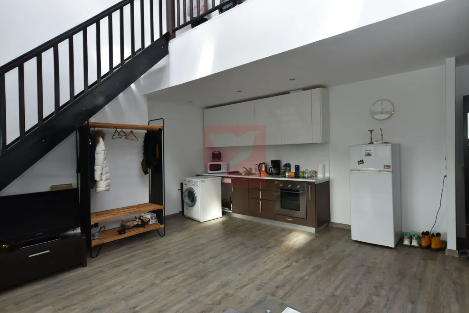 2 in 1, apartamente de 2 si de 4 camere, parcari, Silver Mountain - Imobilul este situat in Complexul Silver Mountain din Poiana Brasov, dotat cu loc de joaca pentru copii, terenuri de tenis, badminton, minifotbal, mese de ping-pong, bancute si foisoare, in complex fiind si un restaurant, piscine, spa, sali de conferinta samd.

Apartamentele inca nu sunt separate in acte, dar au intrari proprii si contoare separate. Ambele au vedere spre padure. Ambele sunt mobilate, utilate si inchiriate, prin urmare se pot viziona doar cu programare prealabila, exclus turism imobiliar.

Avem un apartament de 2 camere, de cca 45 mp, cu living cu semineu, baie, o mica bucatarioara, un balcon, proprietarul fiind firma. Apartamentul dispune si de un loc de parcare in subteran, evaluat aditional la 10.000 Euro exclusiv TVA.

Celalalt apartament, de cca 145 mp, cu 5 camere, este situat pe doua nivele, cu scara interioara, la parter fiind un living cu bucatarie deschisa, o baie, un dormitor si un balcon, iar la etajul mansardat fiind un living, o baie si doua dormitoare, din care unul cu dressing. Apartamentul dispune si el de un loc de parcare in subteran, evaluat la 10.000 Euro exclusiv TVA.

Nefiind inca separate in acte, unitatile sunt disponibile pentru vanzare actualmente impreuna, asa cum sunt, deci cu 2 locuri de parcare incluse, la pretul total de 420.000 de euro, exclusiv TVA. Pretul este fix si cuprinde intregul pachet, integral, inclusiv locurile de parcare. Daca se cumpara pe firma platitoare de TVA, se achita doar 420.000, aplicandu-se taxarea inversa.

Colaboram motivant cu alte agentii imobiliare, imobilul fiind in reprezentare exclusiva.
