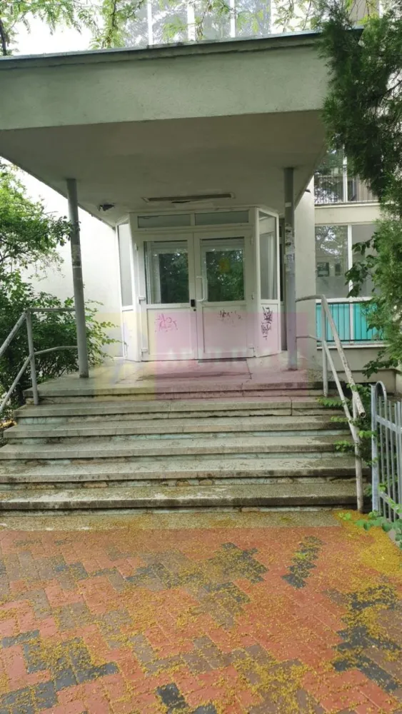 Garsoniera in zona Policlinica Titan-Nicolae Grigorescu - Agentia Imobiliara Apulum, va ofera spre vanzare
Garsoniera intr-o zona verde a Bucurestului, langa Policlinica Titan, pe strada Prisaca Dornei
Locuinta se afla la etajul 3 din 10 intr un bloc din 1967, reabilitat termic, geamuri tripan, cu vedere spre zona verde
Aceasta a fost renovata recent cu instalatia sanitara si electrica, inlocuite.
Se vinde mobilata cu dresing, pat cu saltea cu memorie Relaxa si electrocasnice Electrolux, aproape noi
Obiectele sanitare sunt marca Roca iar usile marca Portadors
Zona este bine conectata la mijloacele de transport, distanta pana la metroul Nicolae Grigorescu sau Titan se parcurge pe jos in aproximativ 12 minute.
De asemenea in apropriere se afla Complexul Auchan, Titan Rasarit de Soare, numeroase scoli si gradinite.
Blocul este inconjurat de multa verdeta fiind o zona linistita.

Pret de 73.000 euro, usor negociabil.