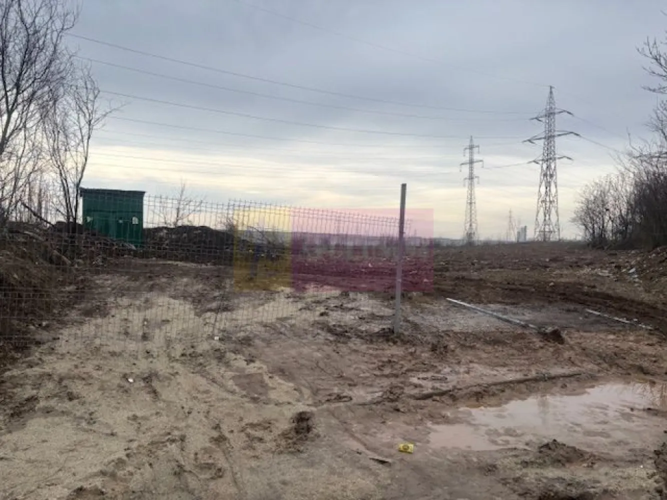 OPORTUNITATE DEZVOLTARE PROIECT IMOBILIAR! Teren Bd Timisoara Cet Vest - Compania imobiliara Apulum 94 va propune un teren situat pe Bd Timisoara , in zona Cet Vest.
Terenul are acces la un drum de 10 m latime si are 2 deschideri la acest drum.
Exista urbanism valabil in scopul construirii unui ansamblu rezidential- locuinte colective, comert si servicii cu regim de inaltime 2S+P+4E( 4 blocuri); 2S+P+7E( 2 blocuri) , 2S+P+7+ et 8-9 retrase( 3 blocuri), amenajare incinta, imprejmuire teren si organizare executare lucrari. 
Terenul apartine de sectorul 6 si este pe persoana juridica. 
Terenul are acces la toate utilitatile. 
Pentru alte detalii si vizionari nu ezitati sa ma contactati pe nr 0733683446- Laura Ionescu.