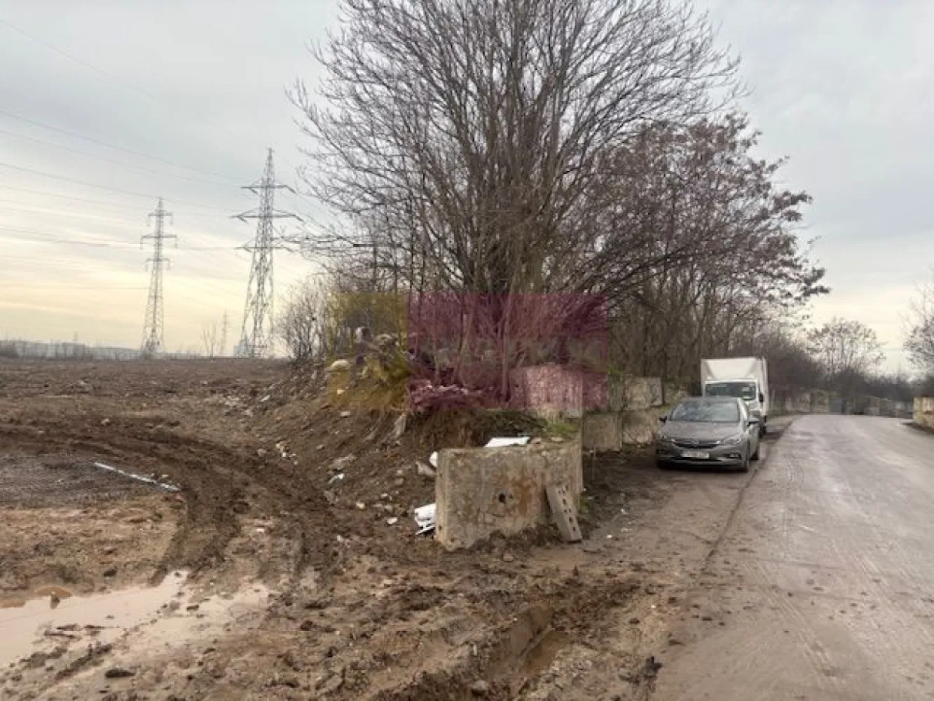 OPORTUNITATE DEZVOLTARE PROIECT IMOBILIAR! Teren Bd Timisoara Cet Vest - Compania imobiliara Apulum 94 va propune un teren situat pe Bd Timisoara , in zona Cet Vest.
Terenul are acces la un drum de 10 m latime si are 2 deschideri la acest drum.
Exista urbanism valabil in scopul construirii unui ansamblu rezidential- locuinte colective, comert si servicii cu regim de inaltime 2S+P+4E( 4 blocuri); 2S+P+7E( 2 blocuri) , 2S+P+7+ et 8-9 retrase( 3 blocuri), amenajare incinta, imprejmuire teren si organizare executare lucrari. 
Terenul apartine de sectorul 6 si este pe persoana juridica. 
Terenul are acces la toate utilitatile. 
Pentru alte detalii si vizionari nu ezitati sa ma contactati pe nr 0733683446- Laura Ionescu.