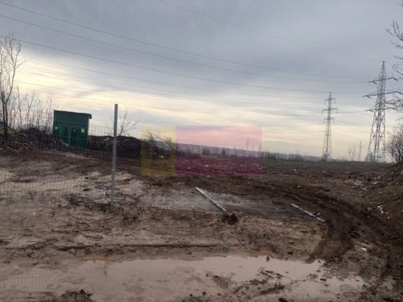 OPORTUNITATE DEZVOLTARE PROIECT IMOBILIAR! Teren Bd Timisoara Cet Vest - Compania imobiliara Apulum 94 va propune un teren situat pe Bd Timisoara , in zona Cet Vest.
Terenul are acces la un drum de 10 m latime si are 2 deschideri la acest drum.
Exista urbanism valabil in scopul construirii unui ansamblu rezidential- locuinte colective, comert si servicii cu regim de inaltime 2S+P+4E( 4 blocuri); 2S+P+7E( 2 blocuri) , 2S+P+7+ et 8-9 retrase( 3 blocuri), amenajare incinta, imprejmuire teren si organizare executare lucrari. 
Terenul apartine de sectorul 6 si este pe persoana juridica. 
Terenul are acces la toate utilitatile. 
Pentru alte detalii si vizionari nu ezitati sa ma contactati pe nr 0733683446- Laura Ionescu.