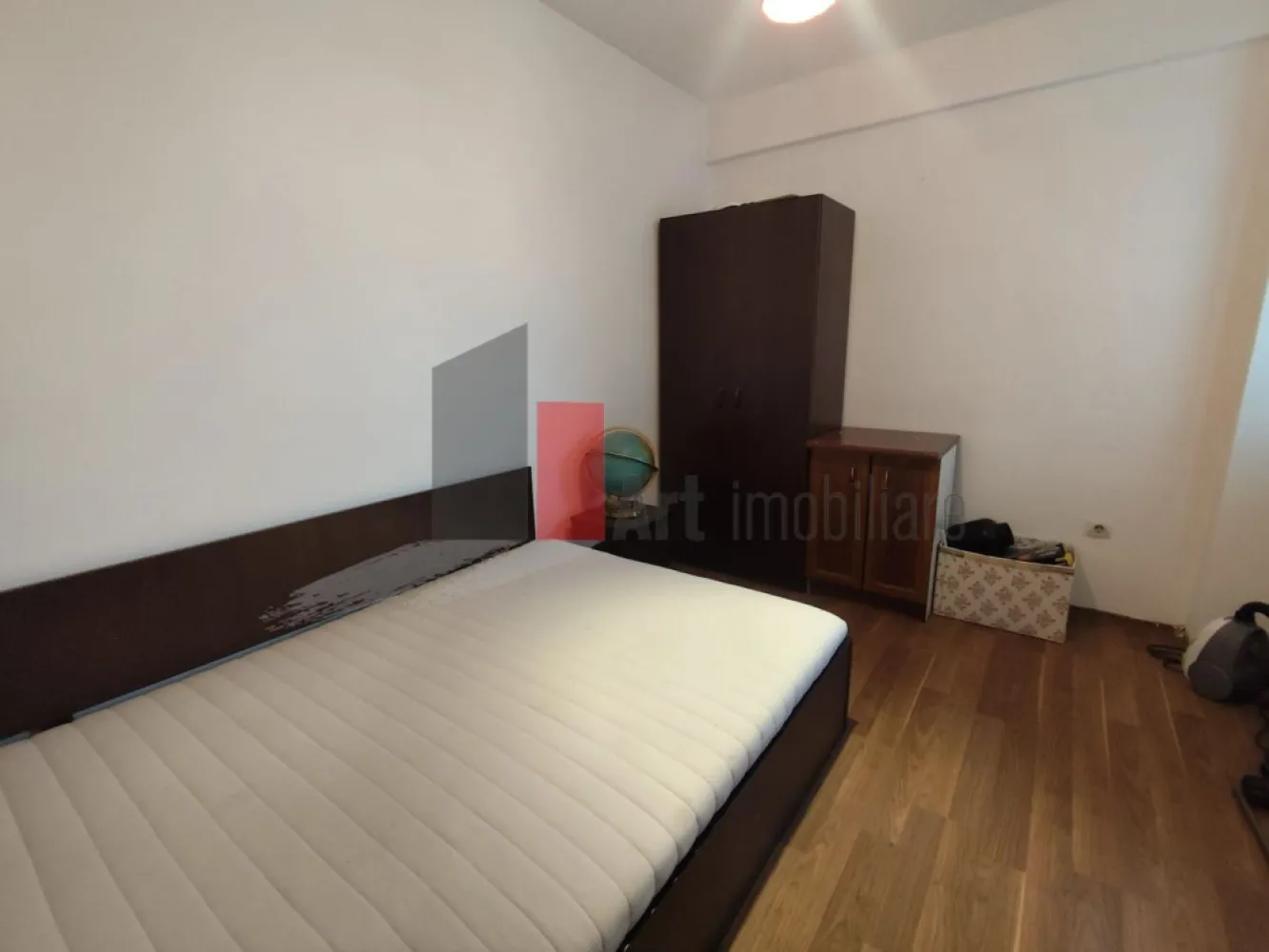 0% Comision, Apartament de vanzare 2 camere, et 3/3, Bucurestii Noi - Comision 0% | Apartament 2 camere de vânzare | Etaj 3/3 | Pod depozitare | Bucureștii Noi

Se oferă spre vânzare un apartament cu 2 camere, semidecomandat, cu o suprafață de 50 mp, situat la etajul 3 al unui imobil construit în anul 2013. Locuința se vinde fără comision pentru cumpărător, este complet mobilată și utilată, fiind pregătită pentru mutare imediată.

Compartimentare

Living primitor și luminos
Dormitor spațios
Bucătărie complet echipată
Hol de acces și baie
Balcon închis pentru confort termic

Dotări și facilități

Centrală termică proprie
Sistem de aer condiționat
Acces la pod pentru depozitare suplimentară
Complet utilat și mobilat modern
Imobil construit recent (2013)

Transport

Stația de metrou Laminorului în apropiere ( 10 minute de mers pe jos )
Linii STB: 95, 476 și 112 în proximitate ( 5 minute de mers pe jos )
Acces rapid către arterele principale ale zonei de Nord

Localizare și puncte de interes

Zona Bucureștii Noi, locație liniștită
Etajul 3 din 3 (fără vecini deasupra)
Acces facil către parcuri și zone verzi
Proximitate față de piețe, supermarketuri și școli

Parcare

Loc de parcare la liber în zona imobilului
Acces facil pentru vizitatori

Alte informații

Comision 0% la achiziție
Acte pregătite pentru vânzare
Eficiență energetică ridicată
Ideal pentru locuință personală sau investiție

Pentru tranzactii cu fonduri proprii pretul se negociaza ferm.

Pentru mai multe detalii sau pentru programarea unei vizionări, vă stăm la dispoziție.