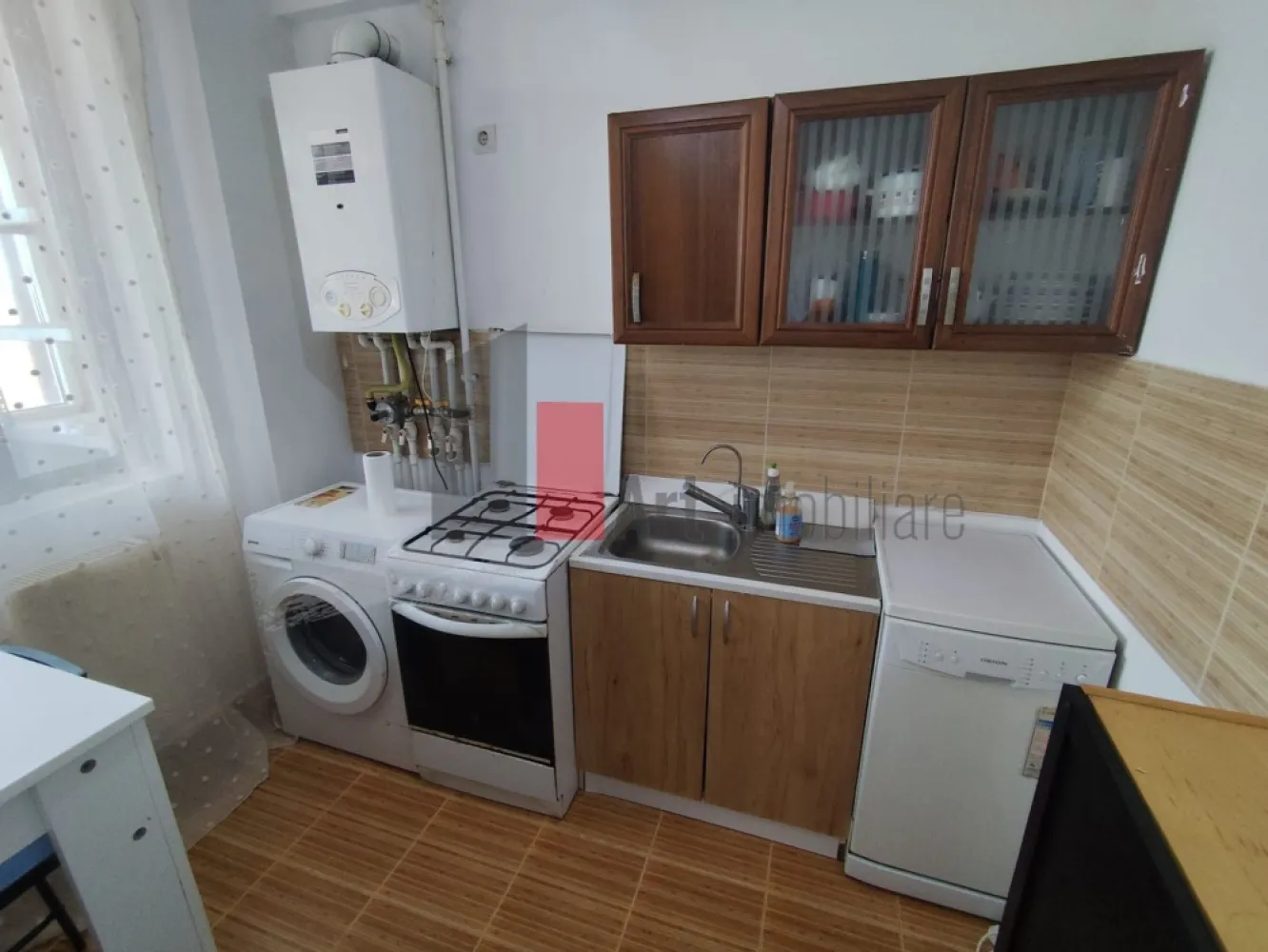 0% Comision, Apartament de vanzare 2 camere, et 3/3, Bucurestii Noi - Comision 0% | Apartament 2 camere de vânzare | Etaj 3/3 | Pod depozitare | Bucureștii Noi

Se oferă spre vânzare un apartament cu 2 camere, semidecomandat, cu o suprafață de 50 mp, situat la etajul 3 al unui imobil construit în anul 2013. Locuința se vinde fără comision pentru cumpărător, este complet mobilată și utilată, fiind pregătită pentru mutare imediată.

Compartimentare

Living primitor și luminos
Dormitor spațios
Bucătărie complet echipată
Hol de acces și baie
Balcon închis pentru confort termic

Dotări și facilități

Centrală termică proprie
Sistem de aer condiționat
Acces la pod pentru depozitare suplimentară
Complet utilat și mobilat modern
Imobil construit recent (2013)

Transport

Stația de metrou Laminorului în apropiere ( 10 minute de mers pe jos )
Linii STB: 95, 476 și 112 în proximitate ( 5 minute de mers pe jos )
Acces rapid către arterele principale ale zonei de Nord

Localizare și puncte de interes

Zona Bucureștii Noi, locație liniștită
Etajul 3 din 3 (fără vecini deasupra)
Acces facil către parcuri și zone verzi
Proximitate față de piețe, supermarketuri și școli

Parcare

Loc de parcare la liber în zona imobilului
Acces facil pentru vizitatori

Alte informații

Comision 0% la achiziție
Acte pregătite pentru vânzare
Eficiență energetică ridicată
Ideal pentru locuință personală sau investiție

Pentru tranzactii cu fonduri proprii pretul se negociaza ferm.

Pentru mai multe detalii sau pentru programarea unei vizionări, vă stăm la dispoziție.