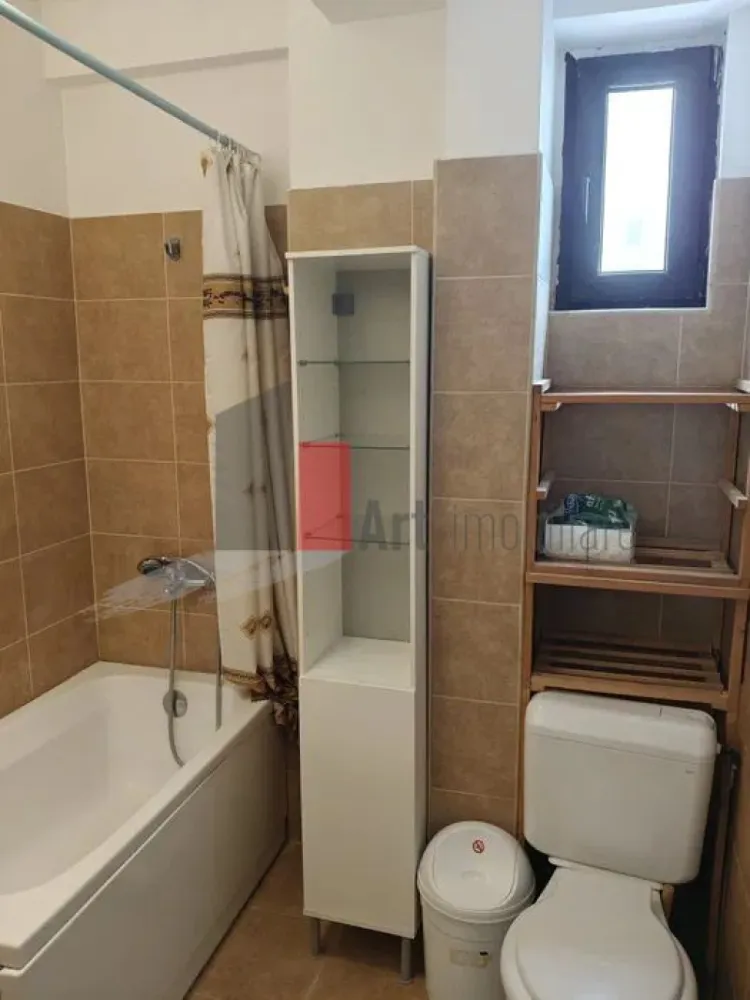0% Comision, Apartament de vanzare 2 camere, et 3/3, Bucurestii Noi - Comision 0% | Apartament 2 camere de vânzare | Etaj 3/3 | Pod depozitare | Bucureștii Noi

Se oferă spre vânzare un apartament cu 2 camere, semidecomandat, cu o suprafață de 50 mp, situat la etajul 3 al unui imobil construit în anul 2013. Locuința se vinde fără comision pentru cumpărător, este complet mobilată și utilată, fiind pregătită pentru mutare imediată.

Compartimentare

Living primitor și luminos
Dormitor spațios
Bucătărie complet echipată
Hol de acces și baie
Balcon închis pentru confort termic

Dotări și facilități

Centrală termică proprie
Sistem de aer condiționat
Acces la pod pentru depozitare suplimentară
Complet utilat și mobilat modern
Imobil construit recent (2013)

Transport

Stația de metrou Laminorului în apropiere ( 10 minute de mers pe jos )
Linii STB: 95, 476 și 112 în proximitate ( 5 minute de mers pe jos )
Acces rapid către arterele principale ale zonei de Nord

Localizare și puncte de interes

Zona Bucureștii Noi, locație liniștită
Etajul 3 din 3 (fără vecini deasupra)
Acces facil către parcuri și zone verzi
Proximitate față de piețe, supermarketuri și școli

Parcare

Loc de parcare la liber în zona imobilului
Acces facil pentru vizitatori

Alte informații

Comision 0% la achiziție
Acte pregătite pentru vânzare
Eficiență energetică ridicată
Ideal pentru locuință personală sau investiție

Pentru tranzactii cu fonduri proprii pretul se negociaza ferm.

Pentru mai multe detalii sau pentru programarea unei vizionări, vă stăm la dispoziție.
