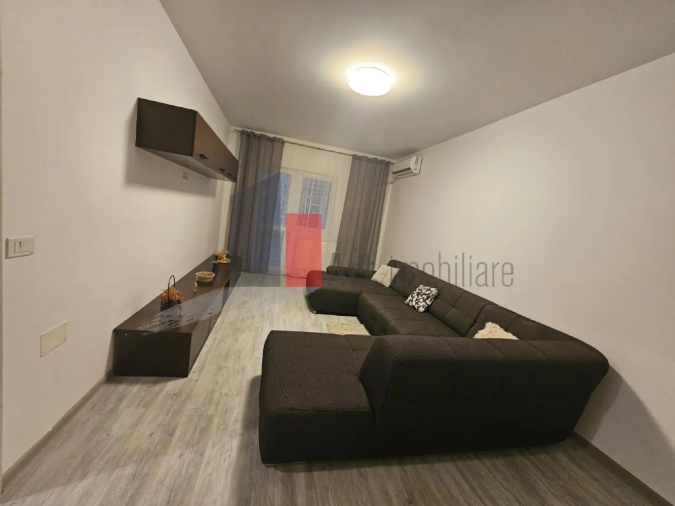 Apartament cu 2 camere-Aparatorii Patriei-Metalurgiei-centrala+loc parcare - Apartament cu doua camere de inchiriat, in complexul rezidential The Grand Kristal Residence City Metalurgiei. In apropiere exista parcul Tudor Arghezi, terenuri de fotbal, baschet si handbal, hipermarketuri, Grand Arena, etc. Etaj 3 din 7 cu doua lifturi mari, cu bucatarie inchisa, balcon deschis. Bloc construit in 2021. Prima inchiriere dupa zugravire. Loc parcare inclus (se achita extra). Masina de spalat automata Samsung, Masina de spalat vase Whirlpool, aer conditionat Beko, etc. Intretinerea vine in jur de 150 lei pe luna. Curentul este la Hidroelectrica, deci e cel mai mic pret de pe piata. In complex exista magazine, farmacii, salon infrumusetare, etc. Disponibil de azi. Se face contract la ANAF. Se fac 15 minute de mers pe jos pana la statia de metrou Dimitrie Leonida.