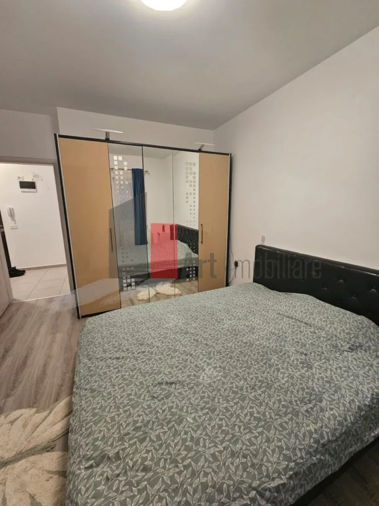 Apartament cu 2 camere-Aparatorii Patriei-Metalurgiei-centrala+loc parcare - Apartament cu doua camere de inchiriat, in complexul rezidential The Grand Kristal Residence City Metalurgiei. In apropiere exista parcul Tudor Arghezi, terenuri de fotbal, baschet si handbal, hipermarketuri, Grand Arena, etc. Etaj 3 din 7 cu doua lifturi mari, cu bucatarie inchisa, balcon deschis. Bloc construit in 2021. Prima inchiriere dupa zugravire. Loc parcare inclus (se achita extra). Masina de spalat automata Samsung, Masina de spalat vase Whirlpool, aer conditionat Beko, etc. Intretinerea vine in jur de 150 lei pe luna. Curentul este la Hidroelectrica, deci e cel mai mic pret de pe piata. In complex exista magazine, farmacii, salon infrumusetare, etc. Disponibil de azi. Se face contract la ANAF. Se fac 15 minute de mers pe jos pana la statia de metrou Dimitrie Leonida.