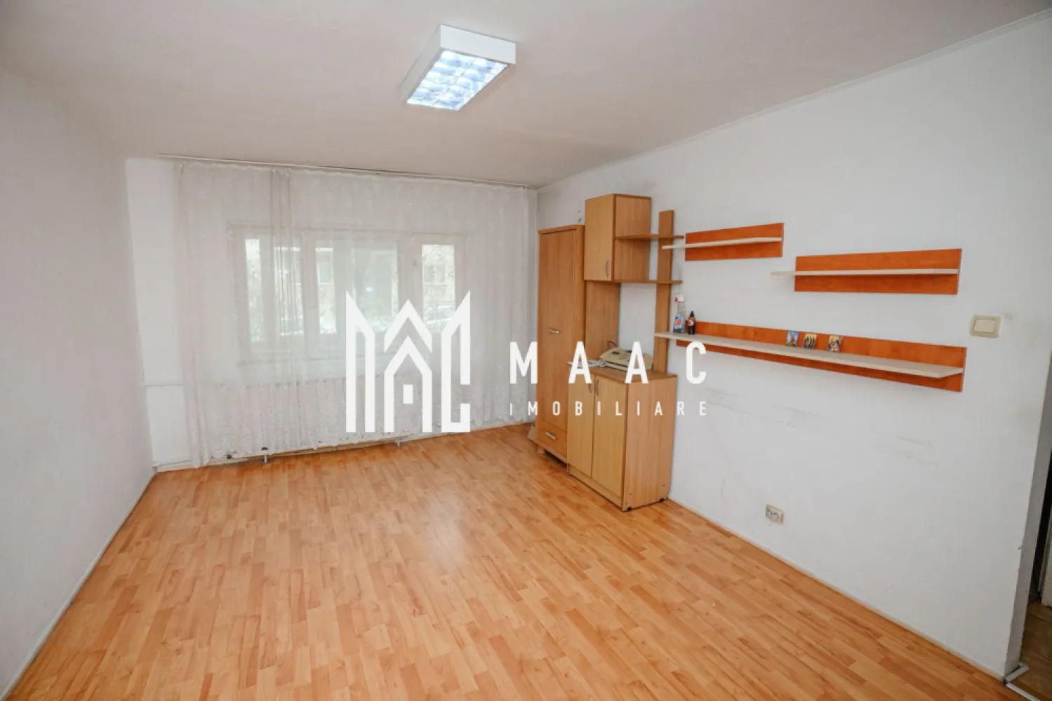 Apartament 2 camere | Pretabil Spatiu Comercial | Zona Nord - Apartament pretabil spatiu Comercial, 2 camere – zona Nord, Râmnicu Vâlcea MAAC Imobiliare vă propune spre vânzare un apartament cu 2 camere modificat in spatiu comercial si intrare stradala, situat într-o zona Nord. Este o alegere ideală pentru investiție, fiind disponibil imediat pentru vanzare si este pretabil pentru inchiriere sau activitati comerciale. Pentru mai multe detalii și programarea unei vizionări, contactați echipa MAAC Imobiliare Râmnicu Vâlcea. CP2872963 }}