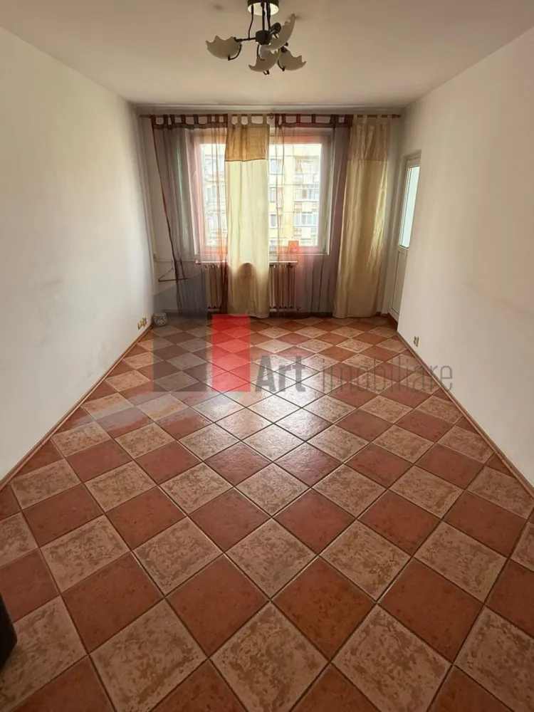 Apartament de vanzare-Lujerului - Apartament de vanzare cu 2 camere, cu o suprafata de 54 mp, în zona Militari-Lujerului, la etajul 7 din P+8, cu 2 lifturi. An construcție bloc 1986. Interiorul dispune de pardoseli din gresie și parchet, uşă intrare metalică şi de un balcon închis cu geam termopan- balconul are 5mp. Bucatarie inchisa, balcon inchis. Vederea este către spatele blocului.

Locația este una urbană, blocul este foarte bine poziționat, fiind aproape de diverse puncte de interes. Te poți bucura de restaurante, supermarketuri și centre comerciale în apropiere. De asemenea, ai acces rapid la stațiile de autobuz și metrou, facilitând transportul în comun. În zonă există parcuri și locuri de joacă pentru copii. Se fac cam 7 minute pana la statia de metrou Lujerului.

Dacă te interesează să vezi acest apartament, nu ezita să mă contactezi pentru mai multe detalii.