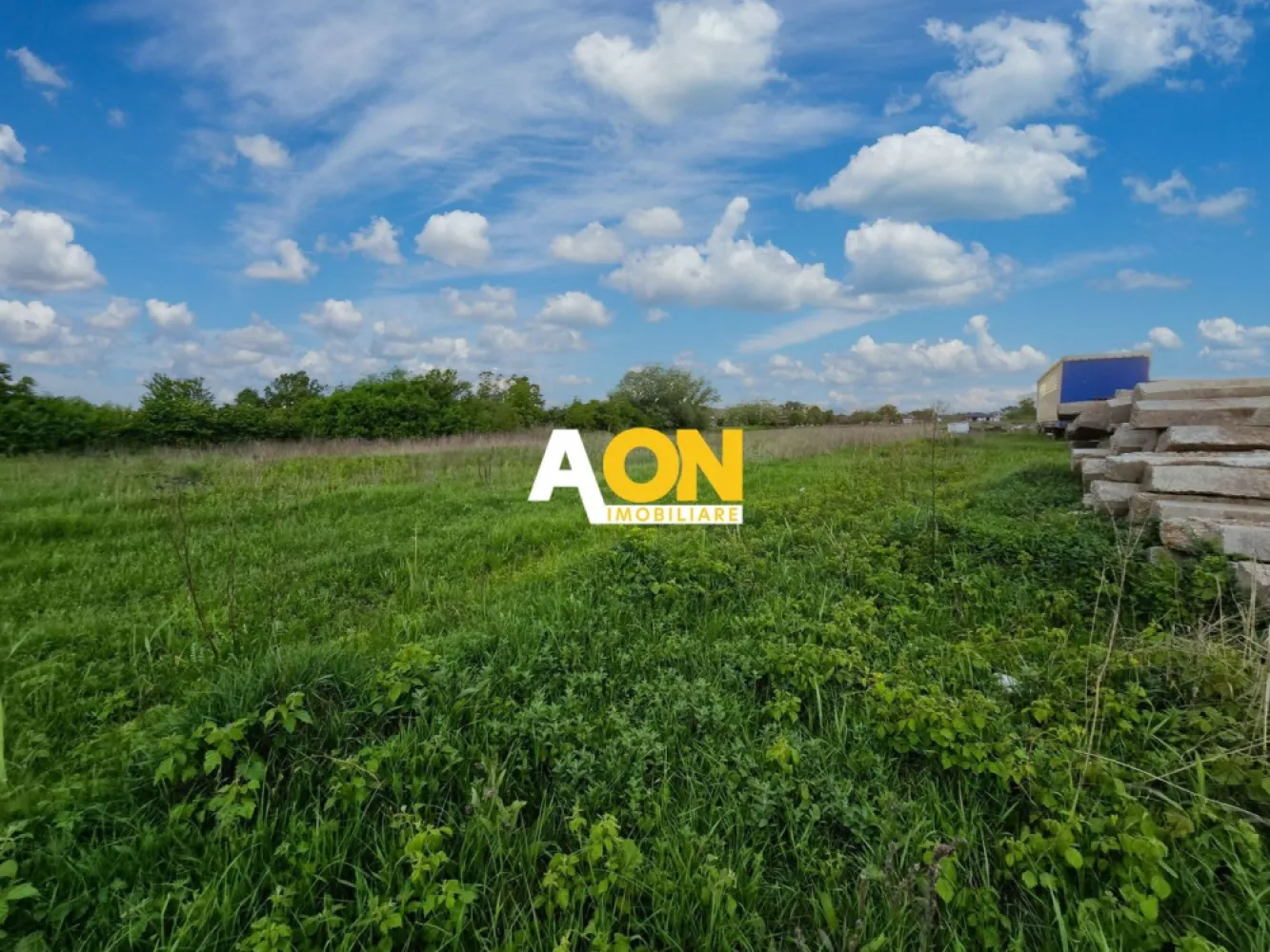 Teren 2800 mp, sat Galtiu, comuna Santimbru - AON Imobiliare va prezinta o parcela de teren cu suprafata de 2800 mp, cu deschidere de 47 metri, situata in sat Galtiu, comuna Santimbru, la iesirea spre sat Coslariu. In vecinatate sunt construite case locuite, iar distanta pana la drum asfaltat este de 220 metri. Terenul poate fi folosit pentru depozitare utilaje, materiale sau masini iar pretul este de 450 euro/luna. ID intern: CP1537365