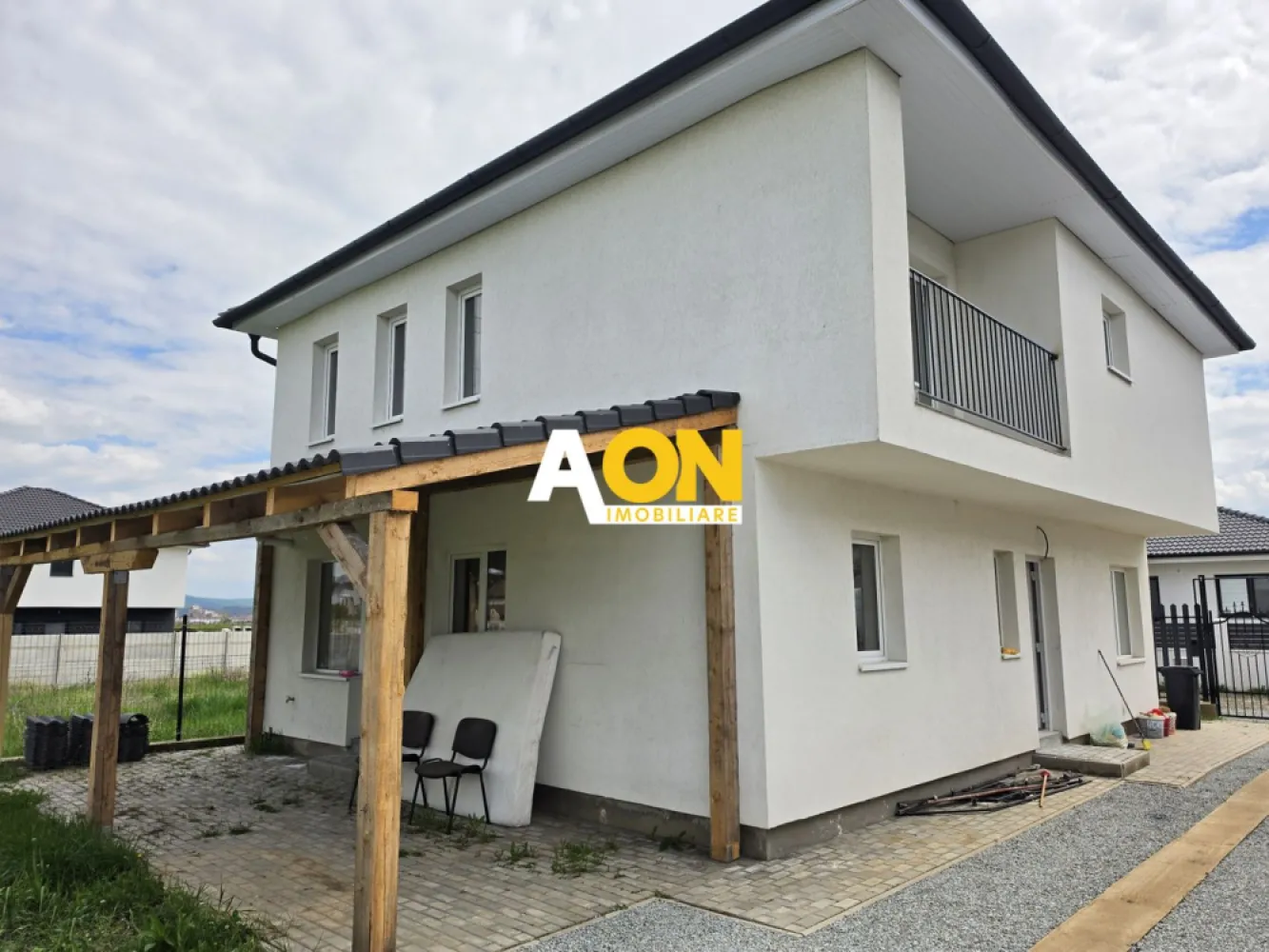 Casă nouă, 5 camere, 319 mp teren, toate utilitățile, Alba - Micesti - AON Imobiliare vă propune spre vânzare o casă nouă, finalizată în anul 2024, situată pe o stradă liniștită din zona Alba-Micesti. Proprietatea se remarcă prin calitatea finisajelor și compartimentarea eficientă, fiind ideală pentru o familie care își dorește confort imediat.
Detalii Tehnice și Compartimentare:
Casa este construită pe un regim de înălțime P+1, având o suprafață utilă de 133 mp și o suprafață construită desfășurată de 171 mp.
Parter:
• Living spațios cu bucătărie de tip open space;
• Dormitor;
• Baie;
• Hol de acces.
Etaj:
• 3 dormitoare luminoase;
• Balcon;
• Baie modernă;
• Hol.
Dotări și Amenajări:
• Interior: Casa se predă finisată „la cheie”, fiind dotată cu mobilier și electrocasnice (conform imaginilor de prezentare).
• Exterior: În partea din spate este amenajată o terasă acoperită, perfectă pentru momentele de relaxare.
• Teren: Suprafață totală de 319 mp, cu o deschidere stradală de 13 metri.
Utilități și Infrastructură:
Proprietatea este racordată la toate rețelele de utilități:
• Apă și canalizare;
• Gaz;
• Curent electric;
• Accesul se face de pe o stradă pietruită.
Statut Juridic:
Imobilul este liber de sarcini, cu actele verificate și pregătite pentru vânzare. Se acceptă plata prin orice variantă de creditare bancară
ID intern:CP3048356