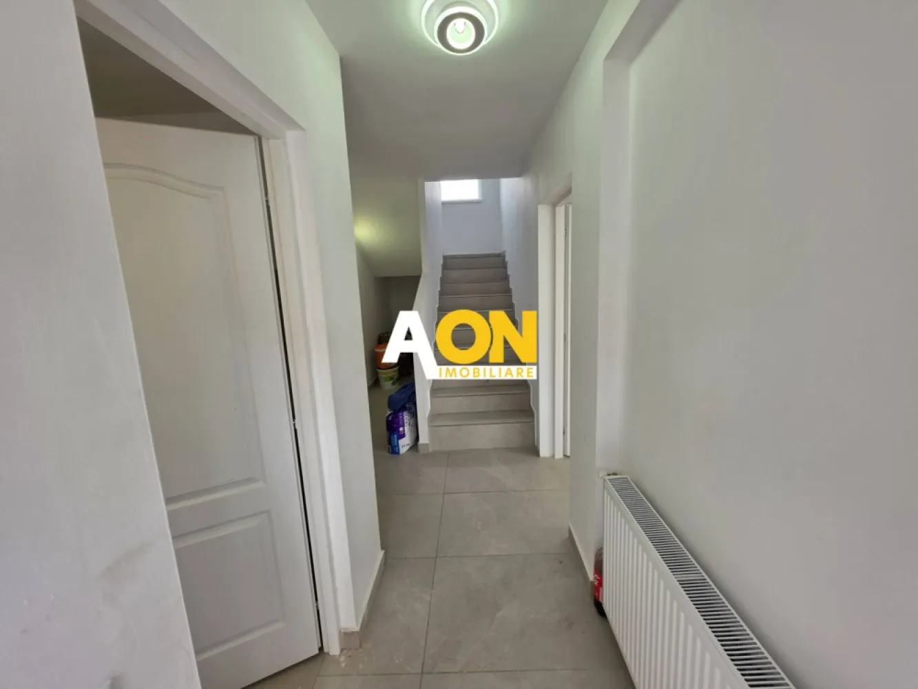Casă nouă, 5 camere, 319 mp teren, toate utilitățile, Alba - Micesti - AON Imobiliare vă propune spre vânzare o casă nouă, finalizată în anul 2024, situată pe o stradă liniștită din zona Alba-Micesti. Proprietatea se remarcă prin calitatea finisajelor și compartimentarea eficientă, fiind ideală pentru o familie care își dorește confort imediat.
Detalii Tehnice și Compartimentare:
Casa este construită pe un regim de înălțime P+1, având o suprafață utilă de 133 mp și o suprafață construită desfășurată de 171 mp.
Parter:
• Living spațios cu bucătărie de tip open space;
• Dormitor;
• Baie;
• Hol de acces.
Etaj:
• 3 dormitoare luminoase;
• Balcon;
• Baie modernă;
• Hol.
Dotări și Amenajări:
• Interior: Casa se predă finisată „la cheie”, fiind dotată cu mobilier și electrocasnice (conform imaginilor de prezentare).
• Exterior: În partea din spate este amenajată o terasă acoperită, perfectă pentru momentele de relaxare.
• Teren: Suprafață totală de 319 mp, cu o deschidere stradală de 13 metri.
Utilități și Infrastructură:
Proprietatea este racordată la toate rețelele de utilități:
• Apă și canalizare;
• Gaz;
• Curent electric;
• Accesul se face de pe o stradă pietruită.
Statut Juridic:
Imobilul este liber de sarcini, cu actele verificate și pregătite pentru vânzare. Se acceptă plata prin orice variantă de creditare bancară
ID intern:CP3048356