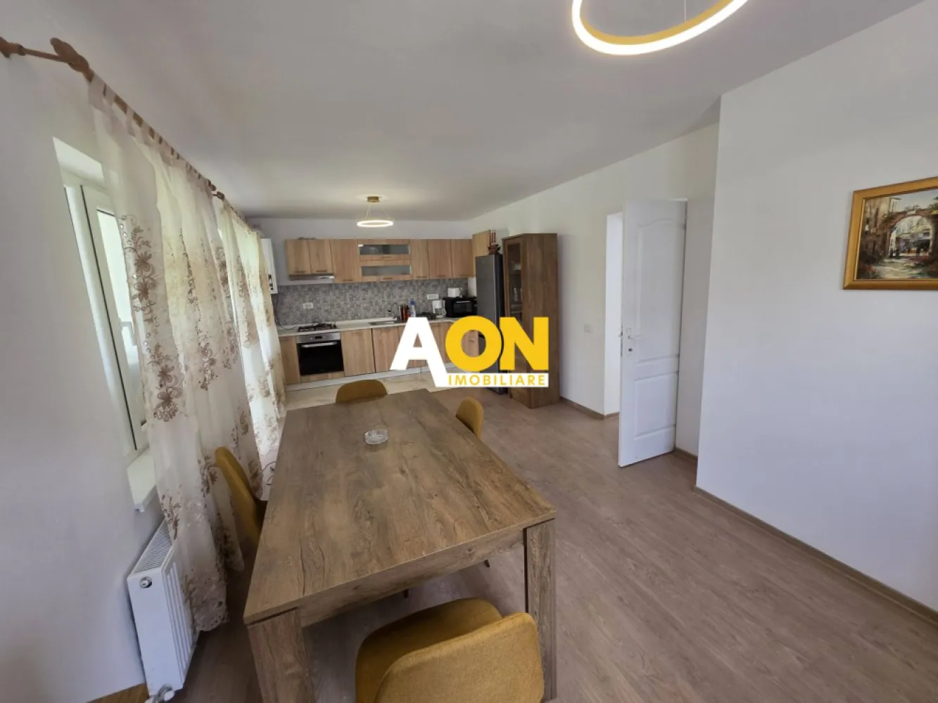Casă nouă, 5 camere, 319 mp teren, toate utilitățile, Alba - Micesti - AON Imobiliare vă propune spre vânzare o casă nouă, finalizată în anul 2024, situată pe o stradă liniștită din zona Alba-Micesti. Proprietatea se remarcă prin calitatea finisajelor și compartimentarea eficientă, fiind ideală pentru o familie care își dorește confort imediat.
Detalii Tehnice și Compartimentare:
Casa este construită pe un regim de înălțime P+1, având o suprafață utilă de 133 mp și o suprafață construită desfășurată de 171 mp.
Parter:
• Living spațios cu bucătărie de tip open space;
• Dormitor;
• Baie;
• Hol de acces.
Etaj:
• 3 dormitoare luminoase;
• Balcon;
• Baie modernă;
• Hol.
Dotări și Amenajări:
• Interior: Casa se predă finisată „la cheie”, fiind dotată cu mobilier și electrocasnice (conform imaginilor de prezentare).
• Exterior: În partea din spate este amenajată o terasă acoperită, perfectă pentru momentele de relaxare.
• Teren: Suprafață totală de 319 mp, cu o deschidere stradală de 13 metri.
Utilități și Infrastructură:
Proprietatea este racordată la toate rețelele de utilități:
• Apă și canalizare;
• Gaz;
• Curent electric;
• Accesul se face de pe o stradă pietruită.
Statut Juridic:
Imobilul este liber de sarcini, cu actele verificate și pregătite pentru vânzare. Se acceptă plata prin orice variantă de creditare bancară
ID intern:CP3048356