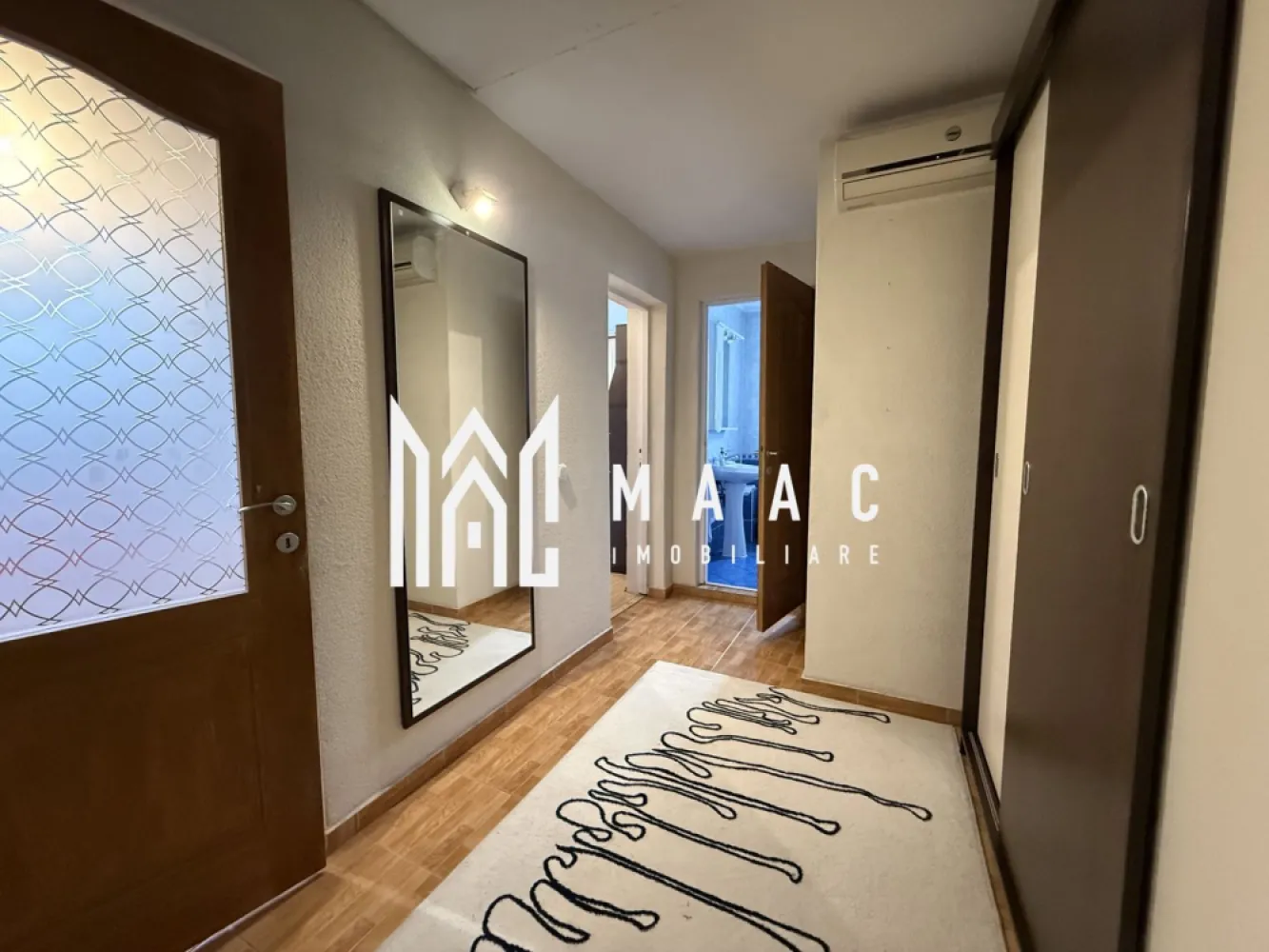 Apartament 2 camere | Mobilat complet | Decomandat | Strand - MAAC Imobiliare vă prezintă spre vânzare un apartament cu 2 camere, situat la etajul 4 din 4 al unui imobil construit în anul 2006, amplasat in zona Strand. Caracteristici: Apartament cu 2 camere, decomandat. Suprafață utilă de 50 mp. Situat la etajul 4 din 4. Construcție realizată în anul 2006. Compartimentare: Hol de acces. Living. Dormitor. Bucătărie separată. Baie. Dotări și confort: Centrală termică proprie cu calorifere. Aer condiționat. Acces la internet prin fibră optică. Imobil și vecinătate: Clădire izolată termic. Străzi asfaltate și iluminat stradal. Zonă sigură și bine întreținută. Acces și facilități: Acces facil la mijloacele de transport în comun. Conectare rapidă către celelalte zone ale orașului. Pentru mai multe detalii precizati telefonic ca ati vazut anuntul cu ID: CP2876185 }}