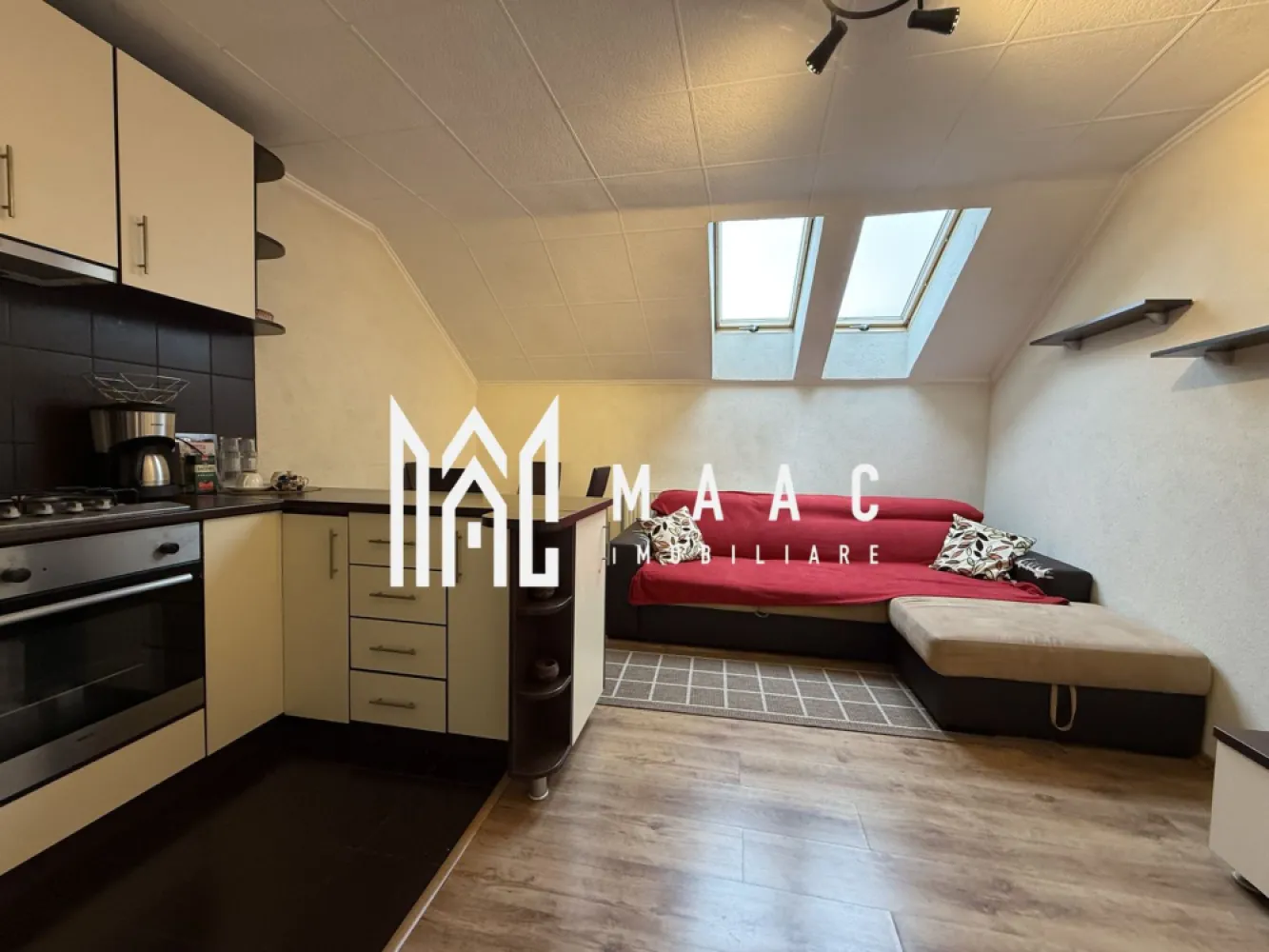 Apartament 2 camere | Mobilat complet | Decomandat | Strand - MAAC Imobiliare vă prezintă spre vânzare un apartament cu 2 camere, situat la etajul 4 din 4 al unui imobil construit în anul 2006, amplasat in zona Strand. Caracteristici: Apartament cu 2 camere, decomandat. Suprafață utilă de 50 mp. Situat la etajul 4 din 4. Construcție realizată în anul 2006. Compartimentare: Hol de acces. Living. Dormitor. Bucătărie separată. Baie. Dotări și confort: Centrală termică proprie cu calorifere. Aer condiționat. Acces la internet prin fibră optică. Imobil și vecinătate: Clădire izolată termic. Străzi asfaltate și iluminat stradal. Zonă sigură și bine întreținută. Acces și facilități: Acces facil la mijloacele de transport în comun. Conectare rapidă către celelalte zone ale orașului. Pentru mai multe detalii precizati telefonic ca ati vazut anuntul cu ID: CP2876185 }}