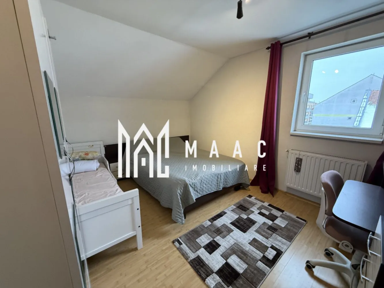 Apartament 2 camere | Mobilat complet | Decomandat | Strand - MAAC Imobiliare vă prezintă spre vânzare un apartament cu 2 camere, situat la etajul 4 din 4 al unui imobil construit în anul 2006, amplasat in zona Strand. Caracteristici: Apartament cu 2 camere, decomandat. Suprafață utilă de 50 mp. Situat la etajul 4 din 4. Construcție realizată în anul 2006. Compartimentare: Hol de acces. Living. Dormitor. Bucătărie separată. Baie. Dotări și confort: Centrală termică proprie cu calorifere. Aer condiționat. Acces la internet prin fibră optică. Imobil și vecinătate: Clădire izolată termic. Străzi asfaltate și iluminat stradal. Zonă sigură și bine întreținută. Acces și facilități: Acces facil la mijloacele de transport în comun. Conectare rapidă către celelalte zone ale orașului. Pentru mai multe detalii precizati telefonic ca ati vazut anuntul cu ID: CP2876185 }}