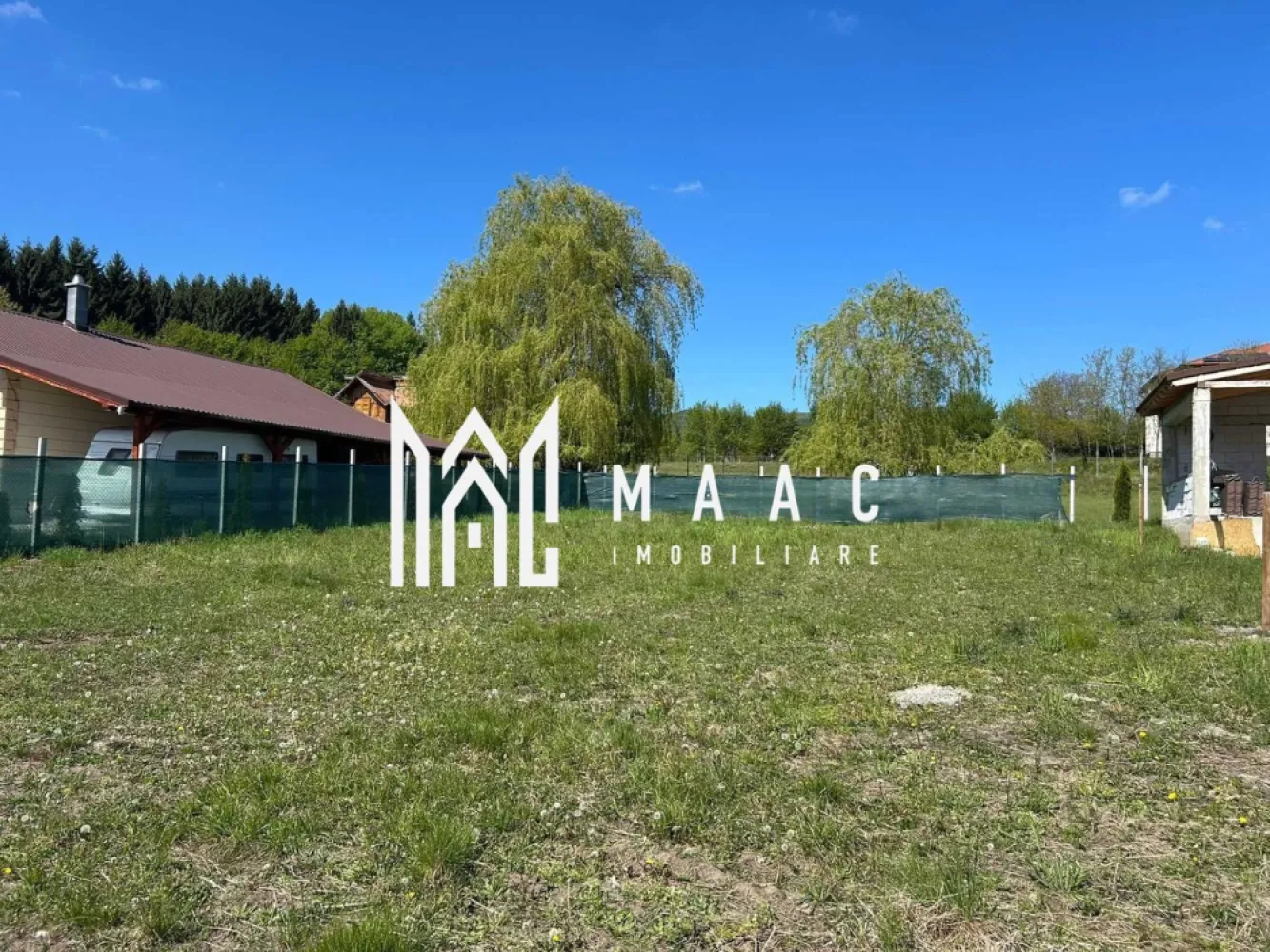 Teren | Intravilan | 600 MP | Tocile - MAAC Imobiliare vă propune spre vânzare un teren intravilan în suprafață de 600 mp, situat în Tocile, Sadu – o zonă apreciată pentru liniște, natură și peisaje deosebite. Ideal atât pentru construirea unei case de familie, cât și pentru o casă de vacanță, departe de agitația orașului.

Proprietatea oferă un cadru natural plăcut și o poziționare avantajoasă, fiind amplasată între case deja construite, într-o comunitate în dezvoltare.

Caracteristici teren:
suprafață: 600 mp
destinație: locuință individuală / casă de vacanță
deschidere bună și poziționare facilă
acces rapid din drumul județean Cisnădie–Sadu

Utilități și facilități:
apă: la limita terenului
curent electric și canalizare: la aproximativ 130 m
deține ATR (aviz tehnic de racordare) pentru curent trifazic
proiect tehnic complet pentru locuință unifamilială (cu toate avizele incluse)

Avantaje:
vedere panoramică deosebită
la doar 50 m de liziera pădurii
zonă liniștită, ideală pentru relaxare
potrivit pentru locuire permanentă sau casă de vacanță
vecinătăți deja dezvoltate

Localizare:
zonă Tocile – Sadu
acces facil către Cisnădie și Sibiu
cadru natural, perfect pentru iubitorii de aer curat și liniște

Pentru mai multe informații sau pentru programarea unei vizionări, vă rugăm să ne contactați specificand: ID: CP3066404