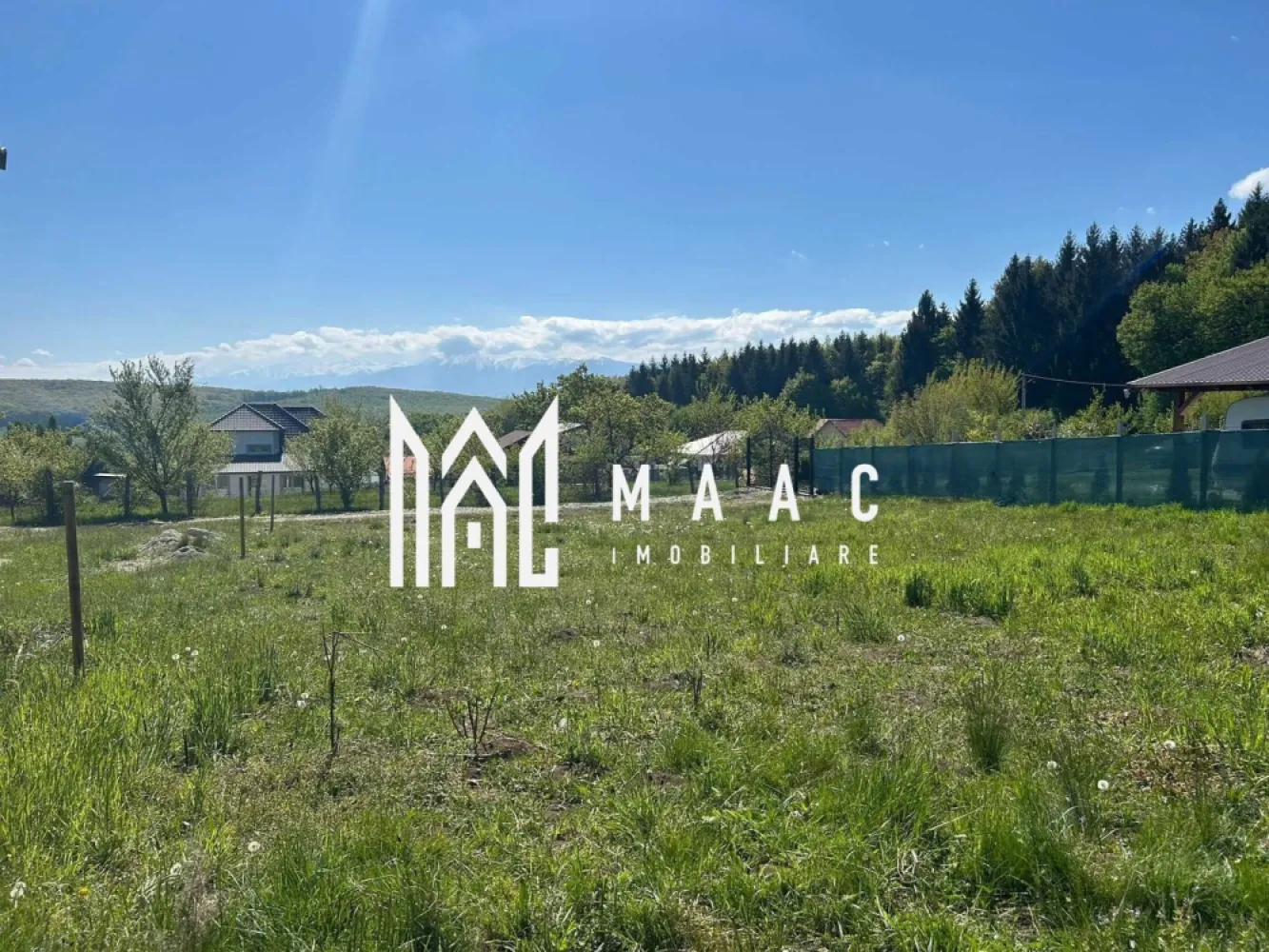 Teren | Intravilan | 600 MP | Tocile - MAAC Imobiliare vă propune spre vânzare un teren intravilan în suprafață de 600 mp, situat în Tocile, Sadu – o zonă apreciată pentru liniște, natură și peisaje deosebite. Ideal atât pentru construirea unei case de familie, cât și pentru o casă de vacanță, departe de agitația orașului.

Proprietatea oferă un cadru natural plăcut și o poziționare avantajoasă, fiind amplasată între case deja construite, într-o comunitate în dezvoltare.

Caracteristici teren:
suprafață: 600 mp
destinație: locuință individuală / casă de vacanță
deschidere bună și poziționare facilă
acces rapid din drumul județean Cisnădie–Sadu

Utilități și facilități:
apă: la limita terenului
curent electric și canalizare: la aproximativ 130 m
deține ATR (aviz tehnic de racordare) pentru curent trifazic
proiect tehnic complet pentru locuință unifamilială (cu toate avizele incluse)

Avantaje:
vedere panoramică deosebită
la doar 50 m de liziera pădurii
zonă liniștită, ideală pentru relaxare
potrivit pentru locuire permanentă sau casă de vacanță
vecinătăți deja dezvoltate

Localizare:
zonă Tocile – Sadu
acces facil către Cisnădie și Sibiu
cadru natural, perfect pentru iubitorii de aer curat și liniște

Pentru mai multe informații sau pentru programarea unei vizionări, vă rugăm să ne contactați specificand: ID: CP3066404
