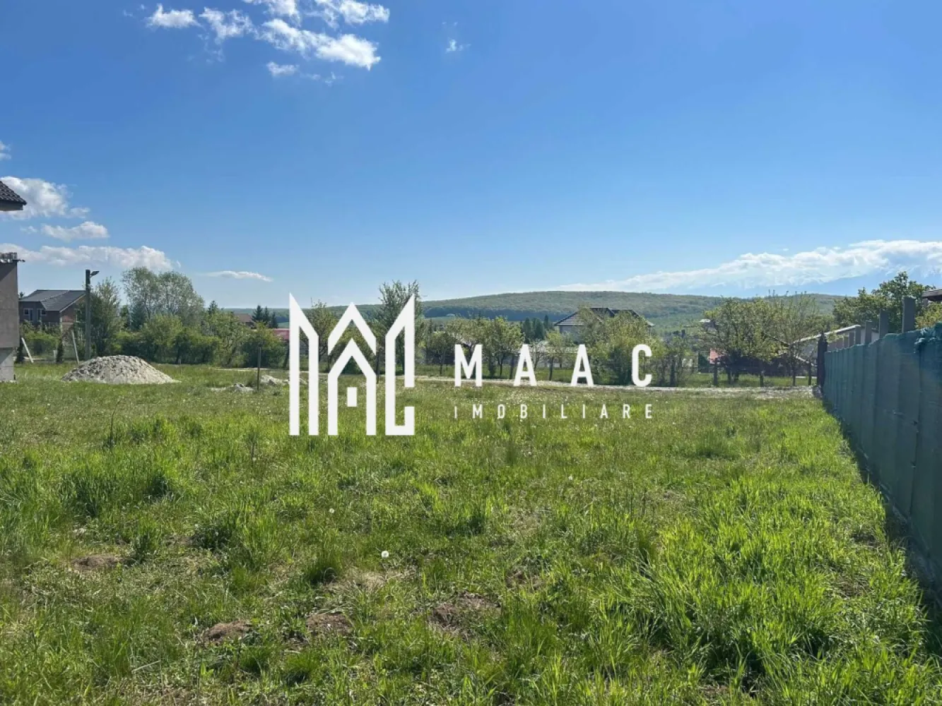 Teren | Intravilan | 600 MP | Tocile - MAAC Imobiliare vă propune spre vânzare un teren intravilan în suprafață de 600 mp, situat în Tocile, Sadu – o zonă apreciată pentru liniște, natură și peisaje deosebite. Ideal atât pentru construirea unei case de familie, cât și pentru o casă de vacanță, departe de agitația orașului.

Proprietatea oferă un cadru natural plăcut și o poziționare avantajoasă, fiind amplasată între case deja construite, într-o comunitate în dezvoltare.

Caracteristici teren:
suprafață: 600 mp
destinație: locuință individuală / casă de vacanță
deschidere bună și poziționare facilă
acces rapid din drumul județean Cisnădie–Sadu

Utilități și facilități:
apă: la limita terenului
curent electric și canalizare: la aproximativ 130 m
deține ATR (aviz tehnic de racordare) pentru curent trifazic
proiect tehnic complet pentru locuință unifamilială (cu toate avizele incluse)

Avantaje:
vedere panoramică deosebită
la doar 50 m de liziera pădurii
zonă liniștită, ideală pentru relaxare
potrivit pentru locuire permanentă sau casă de vacanță
vecinătăți deja dezvoltate

Localizare:
zonă Tocile – Sadu
acces facil către Cisnădie și Sibiu
cadru natural, perfect pentru iubitorii de aer curat și liniște

Pentru mai multe informații sau pentru programarea unei vizionări, vă rugăm să ne contactați specificand: ID: CP3066404