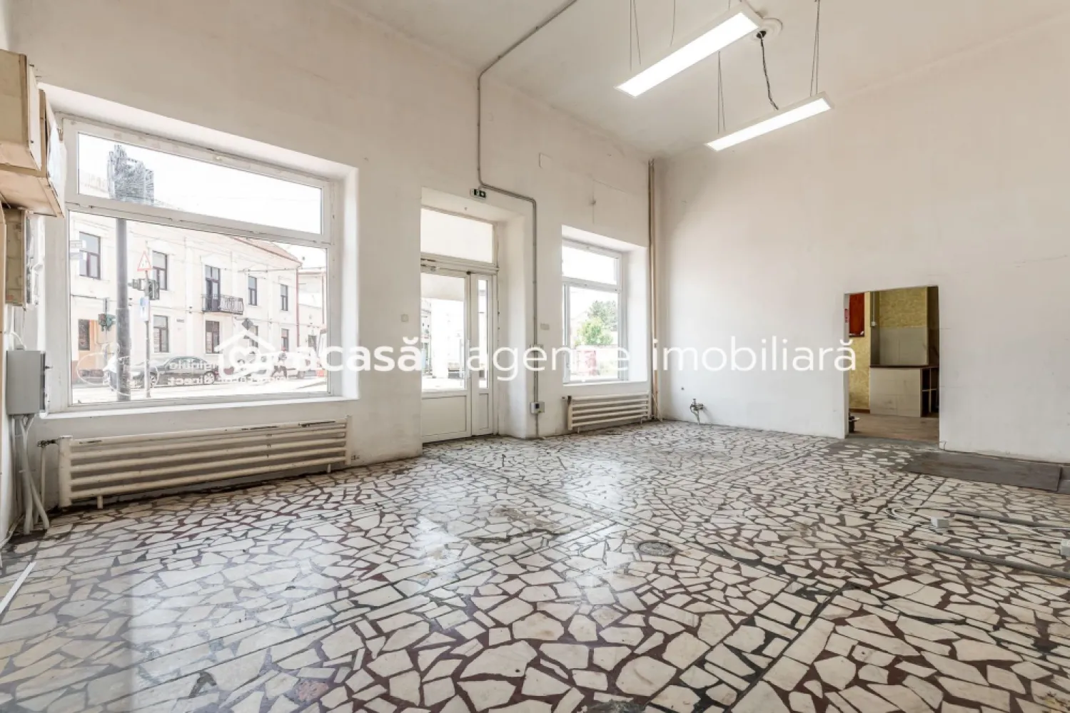 Spatiu comercial ,cu vitrina de in zona Boul Rosu.
