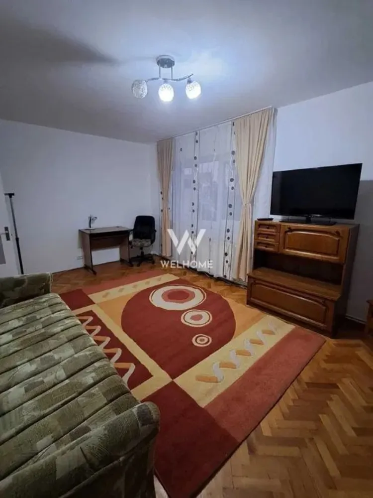 Apartament 2 camere de închiriat – Ștrand, Sibiu - Vă prezentăm spre închiriere un apartament luminos și primitor, cu 2 camere, situat în cartierul Ștrand, pe strada Sălajului, într-o zonă liniștită și foarte apreciată pentru viața de zi cu zi. Cu o suprafață de 56 mp și compartimentare decomandată, apartamentul oferă spațiu și confort, fiind potrivit atât pentru un cuplu, cât și pentru o familie. Locuința se află la etajul 2 din 4 și dispune de un balcon mare, ideal pentru momente de relaxare, precum și de spații de depozitare utile. Este complet mobilată, dotată cu centrală termică proprie nouă și electrocasnice noi, astfel încât vă puteți muta imediat, fără griji. În plus, există posibilitatea parcării gratuite. Zona este una foarte bine deservită, cu școală, grădiniță, parc, servicii medicale, centre sportive și magazine în apropiere, iar centrul Sibiului se află la doar 15 minute de mers pe jos. Este un apartament care oferă un sentiment plăcut de „acasă”, într-o locație echilibrată între liniște și accesibilitate. PRET 350EURO, usor negociabil info:0740154900 }}