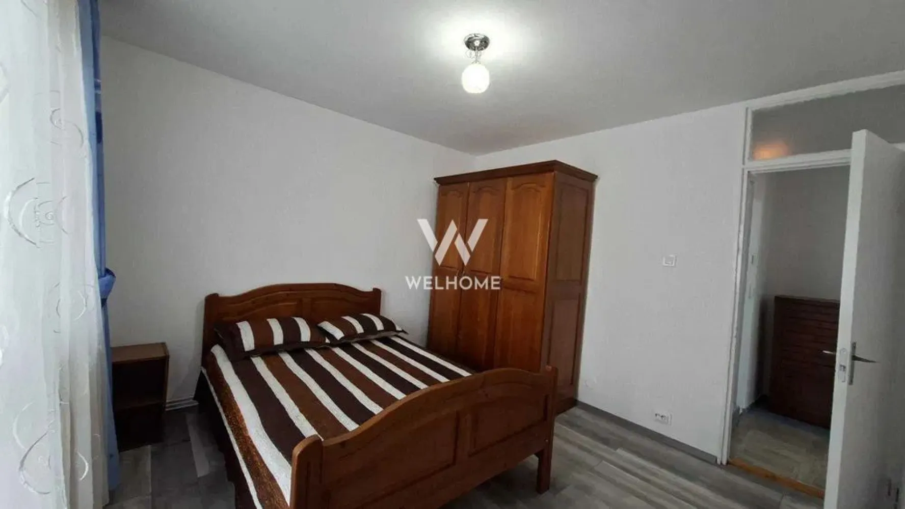 Apartament 2 camere de închiriat – Ștrand, Sibiu - Vă prezentăm spre închiriere un apartament luminos și primitor, cu 2 camere, situat în cartierul Ștrand, pe strada Sălajului, într-o zonă liniștită și foarte apreciată pentru viața de zi cu zi. Cu o suprafață de 56 mp și compartimentare decomandată, apartamentul oferă spațiu și confort, fiind potrivit atât pentru un cuplu, cât și pentru o familie. Locuința se află la etajul 2 din 4 și dispune de un balcon mare, ideal pentru momente de relaxare, precum și de spații de depozitare utile. Este complet mobilată, dotată cu centrală termică proprie nouă și electrocasnice noi, astfel încât vă puteți muta imediat, fără griji. În plus, există posibilitatea parcării gratuite. Zona este una foarte bine deservită, cu școală, grădiniță, parc, servicii medicale, centre sportive și magazine în apropiere, iar centrul Sibiului se află la doar 15 minute de mers pe jos. Este un apartament care oferă un sentiment plăcut de „acasă”, într-o locație echilibrată între liniște și accesibilitate. PRET 350EURO, usor negociabil info:0740154900 }}
