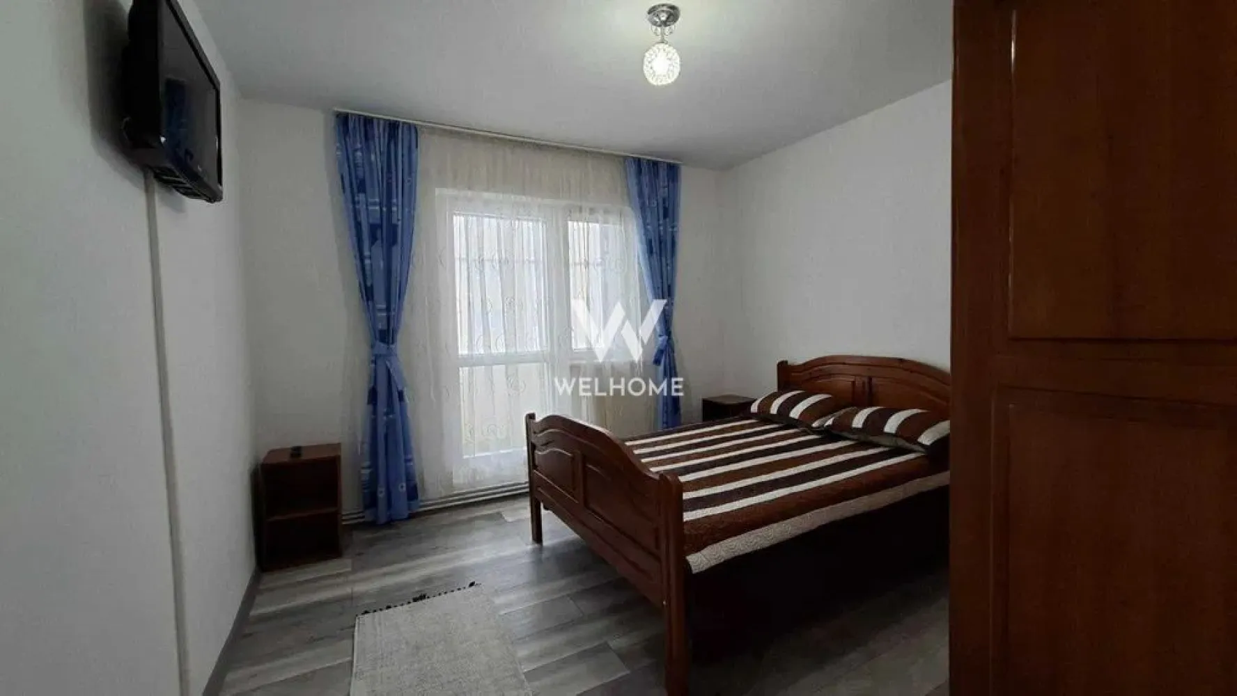 Apartament 2 camere de închiriat – Ștrand, Sibiu - Vă prezentăm spre închiriere un apartament luminos și primitor, cu 2 camere, situat în cartierul Ștrand, pe strada Sălajului, într-o zonă liniștită și foarte apreciată pentru viața de zi cu zi. Cu o suprafață de 56 mp și compartimentare decomandată, apartamentul oferă spațiu și confort, fiind potrivit atât pentru un cuplu, cât și pentru o familie. Locuința se află la etajul 2 din 4 și dispune de un balcon mare, ideal pentru momente de relaxare, precum și de spații de depozitare utile. Este complet mobilată, dotată cu centrală termică proprie nouă și electrocasnice noi, astfel încât vă puteți muta imediat, fără griji. În plus, există posibilitatea parcării gratuite. Zona este una foarte bine deservită, cu școală, grădiniță, parc, servicii medicale, centre sportive și magazine în apropiere, iar centrul Sibiului se află la doar 15 minute de mers pe jos. Este un apartament care oferă un sentiment plăcut de „acasă”, într-o locație echilibrată între liniște și accesibilitate. PRET 350EURO, usor negociabil info:0740154900 }}