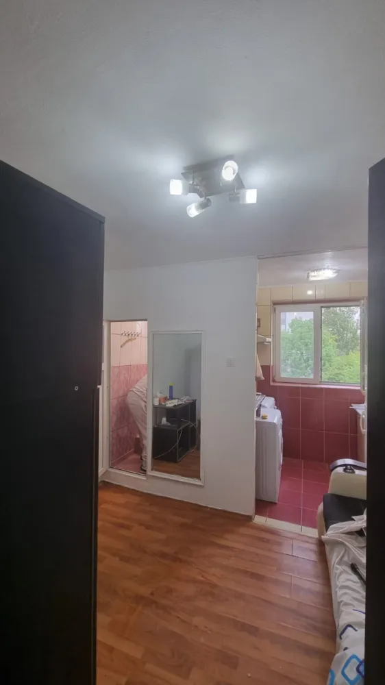 Vând garsoniera Rahova - Vând garsoniera 15 mp,etaj 4/4,zona Rahova,soseaua Sălaj,direct propietar,zona curata și linistita,preț 21000 euro negociabil&nbsp;