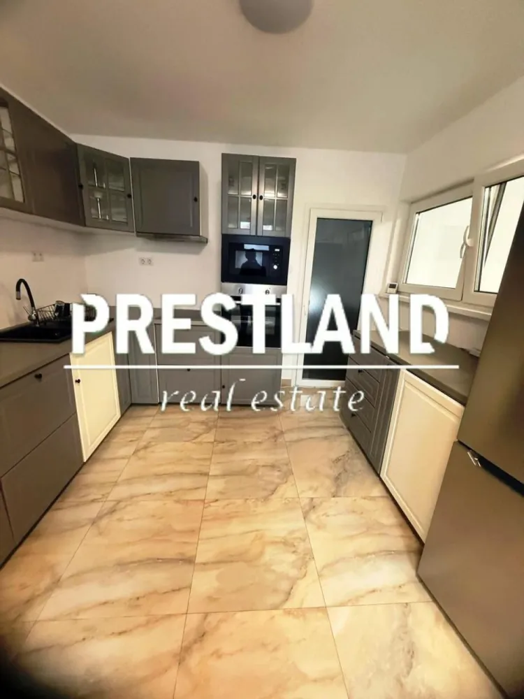 Apartament la casa, zona Șura Mare !! - Apartametul este situat la etajul unui imobil nou construit in anul 2024 si este aituat la etajul 1 și se compune din 2 dormitoare generoase, living, bucătărie, baie cu cabină de duș și are 3 locuiri de parcare private.

Apartamentul se pretează pentru un cuplu sau o famile și se predă mobilat , dotat și utilat cu tot ce este necesar. Se oferă si se dorește seriozitate.

Preț 450 Euro/lună +o garanție contravaloarea unei chiri.
 Comisionul agaenției este de 50% din prima chirie.

Agenția nu deține informațiile privind performanta energetica a imobilului, aceasta informând asupra necesitații si legalității certificatului energetic. Comunicarea datelor cuprinse in Certificatul Energetic al imobilului rămâne in sarcina proprietarului.

Oferim clienților următoarele servicii:

- consultanta obținere credite bancare;

- servicii notariat;

- servicii de topografie(schiță, releveu);

- certificate energetice imobile;

- asigurări;

- servicii de evaluare;

- consultanta juridica;