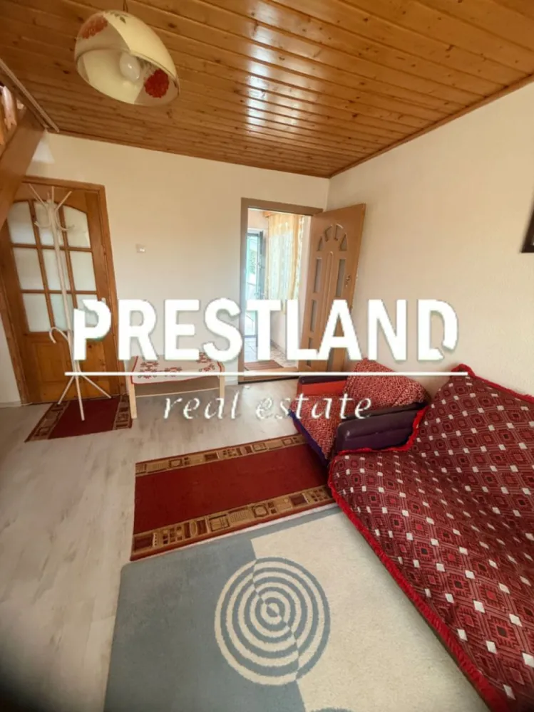 Inchiriez apartament la casă, zona Lazaret la 3 minute de Gara !! - Inchiriez apartament la casă zona Lazaret, la 3 minute ce Gară si Piata Mare a Sibiului ăi facultaea de Medicină. 

Apartametul se compune din:
 Parter- living , baie si casa scarii.
Mansardă- casa scarii, Dormitor si o baie.

Apartamentul se pretează pentru un cuplu sau o famile și se predă mobilat , dotat și utilat cu tot ce este necesar. Se oferă si se dorește seriozitate.

Preț 1.500 lei/lună +o garanție contravaloarea unei chiri.Comisionul agaenției este de 50% din prima chirie.

Agenția nu deține informațiile privind performanta energetica a imobilului, aceasta informând asupra necesitații si legalității certificatului energetic. Comunicarea datelor cuprinse in Certificatul Energetic al imobilului rămâne in sarcina proprietarului.

Oferim clienților următoarele servicii:
- consultanta obținere credite bancare;
- servicii notariat;
- servicii de topografie(schiță, releveu);
- certificate energetice imobile;
- asigurări;
- servicii de evaluare;
- consultanta juridica;
