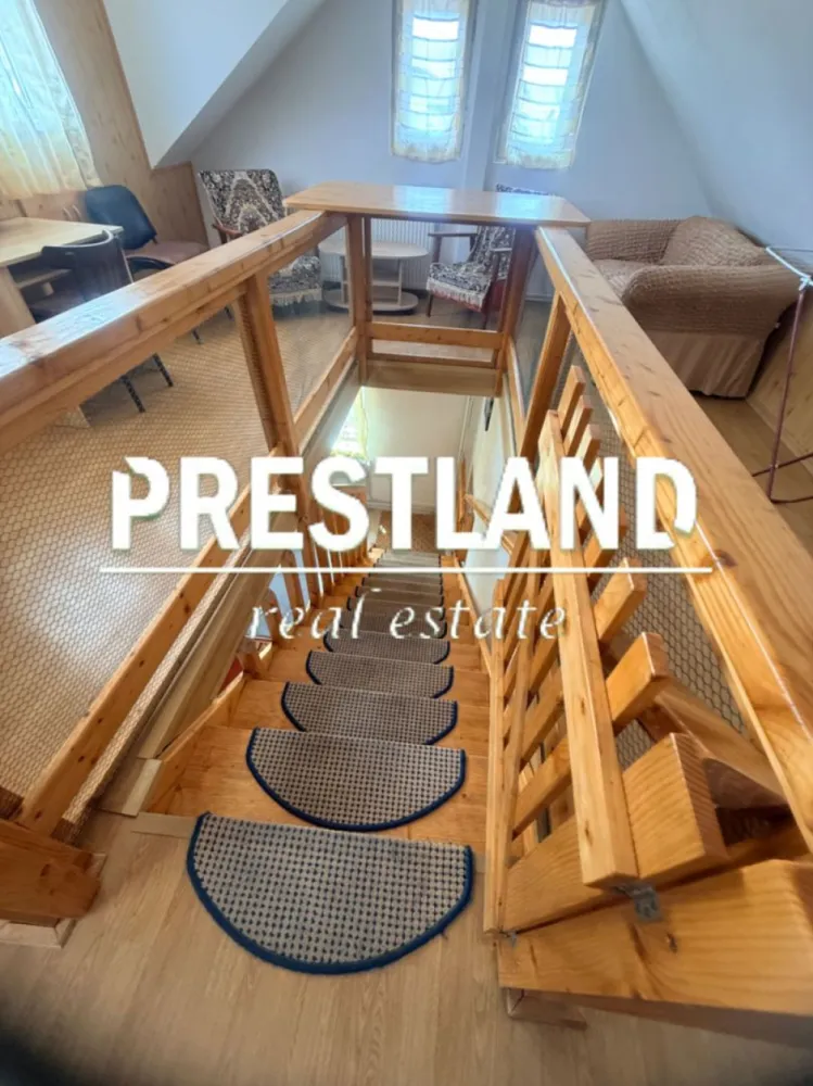 Inchiriez apartament la casă, zona Lazaret la 3 minute de Gara !! - Inchiriez apartament la casă zona Lazaret, la 3 minute ce Gară si Piata Mare a Sibiului ăi facultaea de Medicină. 

Apartametul se compune din:
 Parter- living , baie si casa scarii.
Mansardă- casa scarii, Dormitor si o baie.

Apartamentul se pretează pentru un cuplu sau o famile și se predă mobilat , dotat și utilat cu tot ce este necesar. Se oferă si se dorește seriozitate.

Preț 1.500 lei/lună +o garanție contravaloarea unei chiri.Comisionul agaenției este de 50% din prima chirie.

Agenția nu deține informațiile privind performanta energetica a imobilului, aceasta informând asupra necesitații si legalității certificatului energetic. Comunicarea datelor cuprinse in Certificatul Energetic al imobilului rămâne in sarcina proprietarului.

Oferim clienților următoarele servicii:
- consultanta obținere credite bancare;
- servicii notariat;
- servicii de topografie(schiță, releveu);
- certificate energetice imobile;
- asigurări;
- servicii de evaluare;
- consultanta juridica;