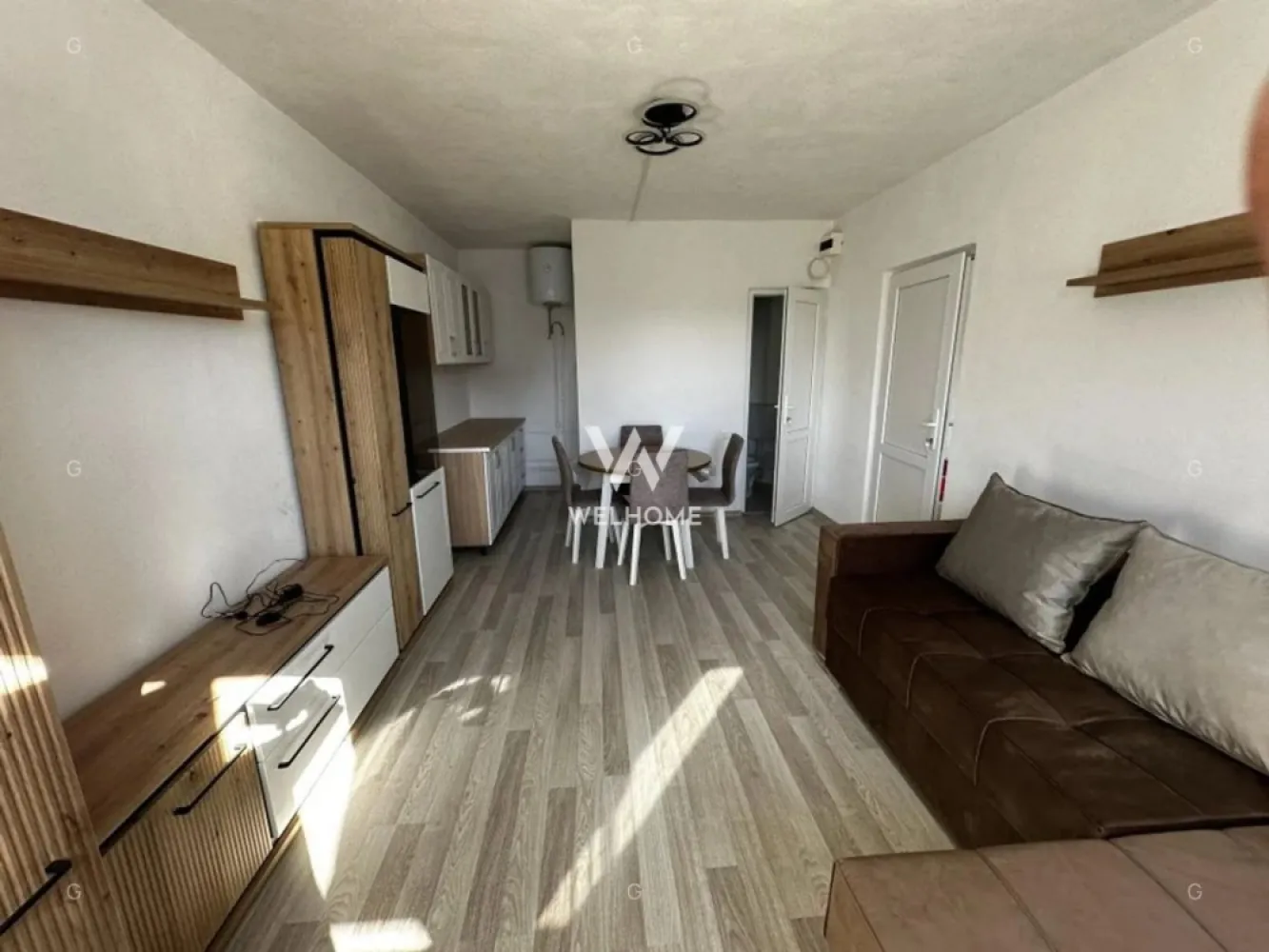 Garsoniere de vânzare – bloc cu mai multe unități | Predare la cheie - Se vând garsoniere într-un bloc cu mai multe unități locative, ideale pentru locuit sau investiție. Fiecare garsonieră are o suprafață de 21,7 mp și se predă la cheie, cu finisaje moderne și compartimentare eficientă. Fotografiile sunt cu titlu de prezentare, ilustrând o posibilă variantă de amenajare. Opțional, contra cost, garsonierele pot fi predate complet mobilate și utilate, în funcție de preferințele cumpărătorului. Caracteristici: suprafață: 21,7 mp predare la cheie finisaje moderne baie complet finisată racordate la toate utilitățile contorizare separată 💰 Preț: 23.500 € / garsonieră Pentru mai multe informații sau pentru programarea unei vizionări, vă stau la dispoziție. Tel:0740154900 }}