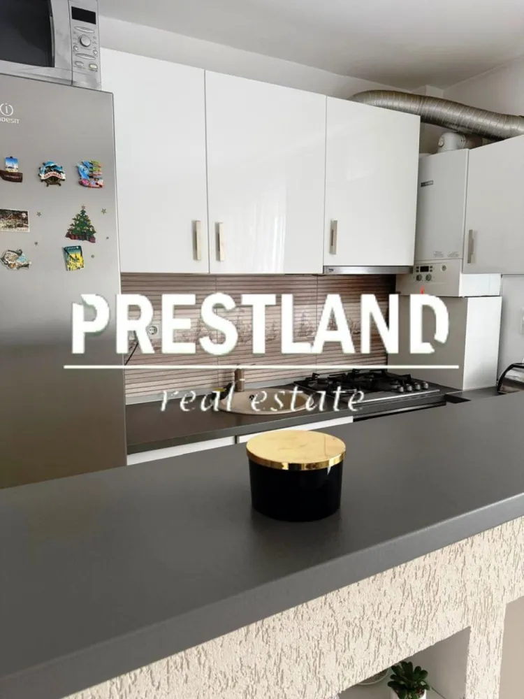 Apartament cu 2 dormitoare, zona Cartierul Arhitecțior-Sibiu !! - Apartament decomandat, situat la eytajul 1, cu2 balcoane si un loc de parcare privat.

Acesta se compune din:
Bucatarie+ Living- 22 mp.
Hol-4.90 mp.
Dormitor cu balcon:11.55 mp.
Dormitor copil cu balcon Franțuzesc: 11.30 mp.
Baie cu serisire naturală(geam): 4.70 mp.

Apartamentul se vinde mobilat, utilat si dotata si se poate ocupa imediat.