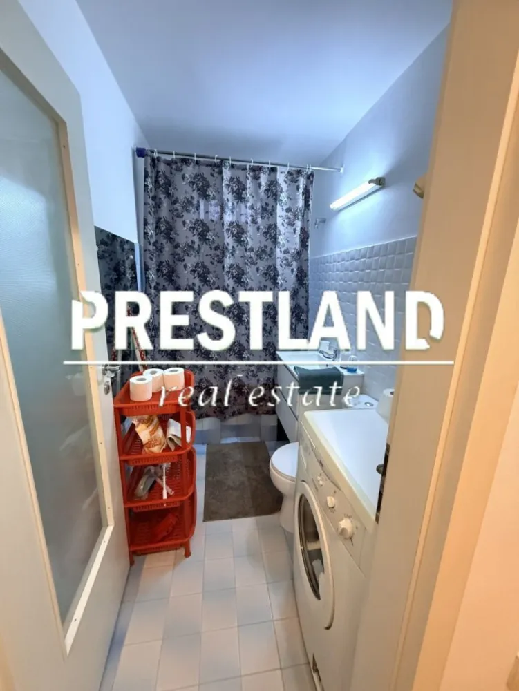 Ofer spre închiriere apartament cu 2 dormitoare !! - Apartament cu două dormitoare, decomandat, mobilat , dotat și utilat în zona urbanizată cu magazine, grădiniță, școli, mijloace de transport în comun.

Loc de parcare în apropiere de imobile!! 

Preț 420 Euro negociabil + o garanție !! Contract înregistrat la ANAF !!