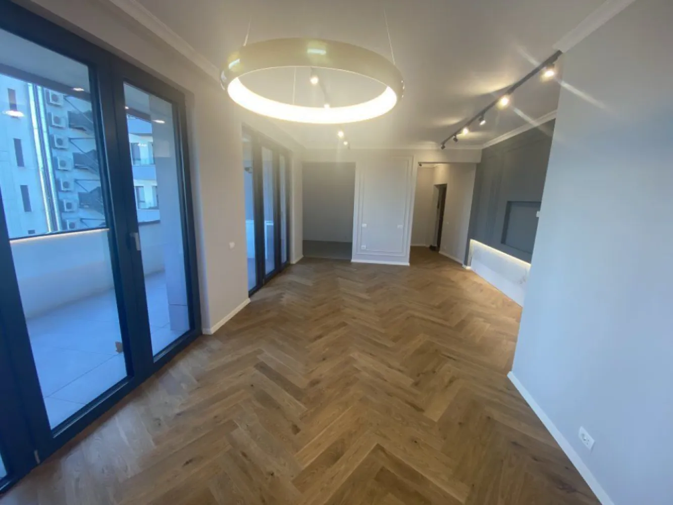 Proprietar Penthouse Unirii 4 camere vedere la bulevard - Proprietar vand penthouse bld Unirii, complex Union Plaza
- 4 camere
- 2 bai
- Centrala de apartament
- Incalzire in pardoseala
- Aer conditionat Daikin
- Parchet triplustratificat
- Fatada ventilata
- Terasa cu vedere la bulevard

395.000 EUR +TVA
