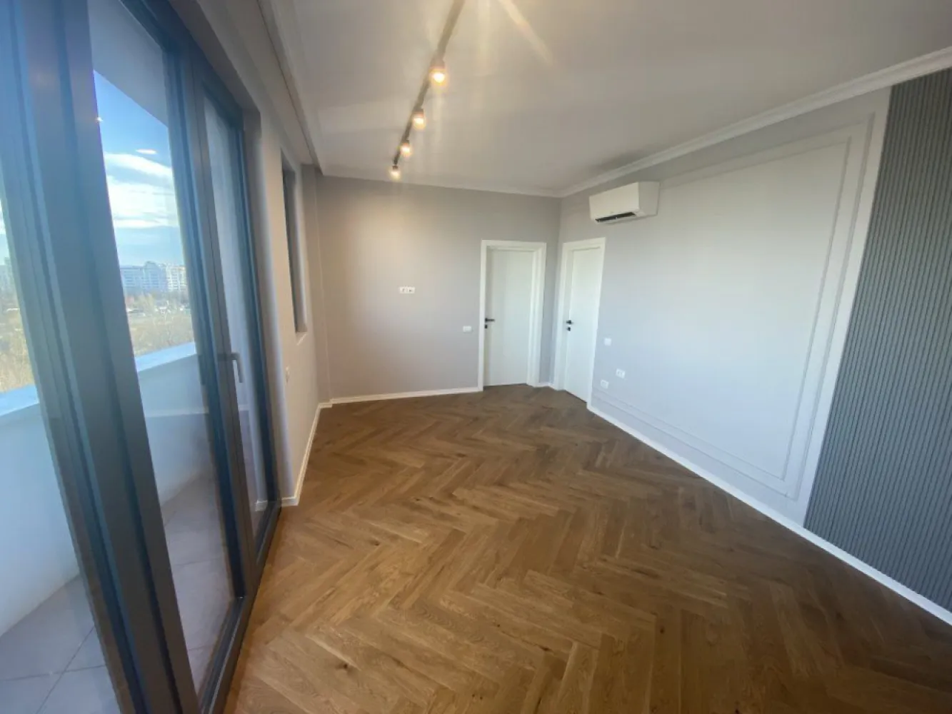 Proprietar Penthouse Unirii 4 camere vedere la bulevard - Proprietar vand penthouse bld Unirii, complex Union Plaza
- 4 camere
- 2 bai
- Centrala de apartament
- Incalzire in pardoseala
- Aer conditionat Daikin
- Parchet triplustratificat
- Fatada ventilata
- Terasa cu vedere la bulevard

395.000 EUR +TVA