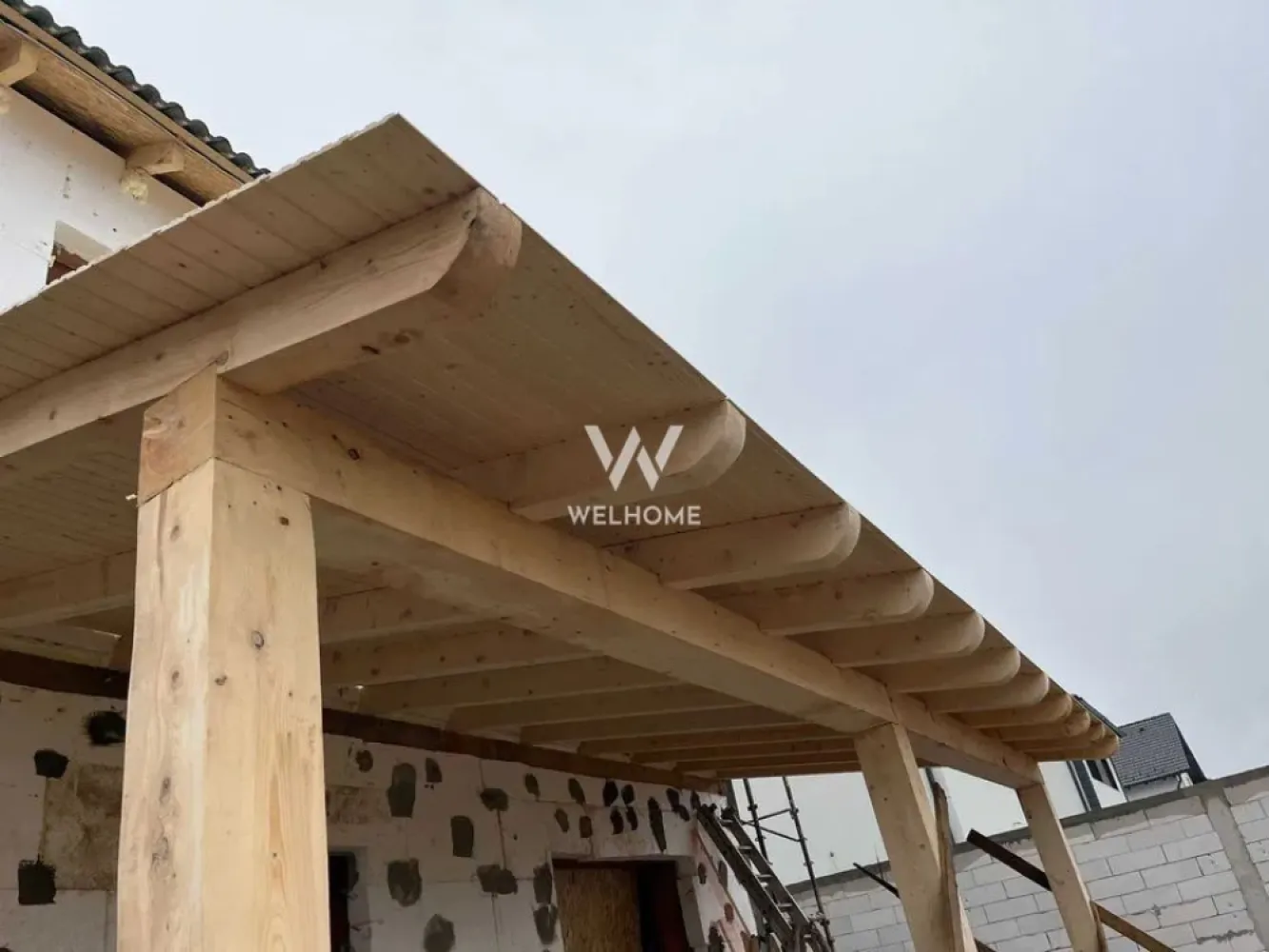 Casa individuala Sura MICA - Vă propunem spre vânzare o locuință nouă, modernă, proiectată inteligent și amplasată singură în curte, pe un teren generos de 500 mp, ideală pentru cei care își doresc confort, spațiu și intimitate. Casa are o suprafață desfășurată de 173 mp, incluzând: terasă de 15 mp, perfectă pentru momente de relaxare cameră tehnică de 3,61 mp, eficient organizată Compartimentare practică și luminoasă 🔹 Parter Living open-space generos, cu lumină naturală din plin Zonă de dining și relaxare armonios integrate Bucătărie bine organizată Baie modernă 🔹 Etaj 3 dormitoare spațioase Dressing încăpător Baie elegantă, gândită pentru confortul familiei Dotări & avantaje tehnice ✔ Pompă de căldură Daikin – eficiență ridicată și costuri reduse ✔ Panouri fotovoltaice 10,5 kW – consum redus și independență energetică ✔ Izolație exterioară 15 cm ✔ Ferestre cu geam triplu, 7 camere ✔ Structură solidă din cărămidă de 30 cm Această proprietate este alegerea ideală pentru o familie care caută o casă modernă, individuala, luminoasă și economică, construită la standarde actuale de eficiență energetică. Telefon: 0740154900 }}