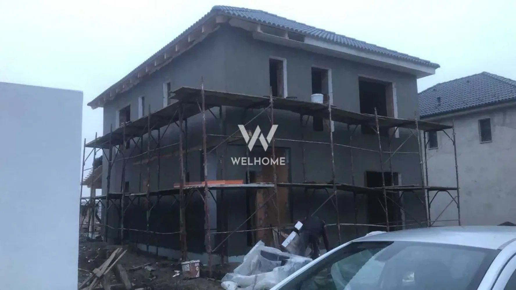 Casa individuala Sura MICA - Vă propunem spre vânzare o locuință nouă, modernă, proiectată inteligent și amplasată singură în curte, pe un teren generos de 500 mp, ideală pentru cei care își doresc confort, spațiu și intimitate. Casa are o suprafață desfășurată de 173 mp, incluzând: terasă de 15 mp, perfectă pentru momente de relaxare cameră tehnică de 3,61 mp, eficient organizată Compartimentare practică și luminoasă 🔹 Parter Living open-space generos, cu lumină naturală din plin Zonă de dining și relaxare armonios integrate Bucătărie bine organizată Baie modernă 🔹 Etaj 3 dormitoare spațioase Dressing încăpător Baie elegantă, gândită pentru confortul familiei Dotări & avantaje tehnice ✔ Pompă de căldură Daikin – eficiență ridicată și costuri reduse ✔ Panouri fotovoltaice 10,5 kW – consum redus și independență energetică ✔ Izolație exterioară 15 cm ✔ Ferestre cu geam triplu, 7 camere ✔ Structură solidă din cărămidă de 30 cm Această proprietate este alegerea ideală pentru o familie care caută o casă modernă, individuala, luminoasă și economică, construită la standarde actuale de eficiență energetică. Telefon: 0740154900 }}