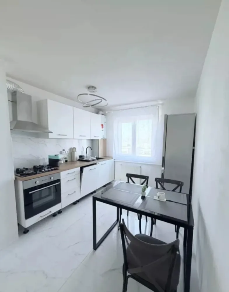 Apartament 3 camere în Manastur - Locație: Mănăștur, Cluj-Napoca, etaj 4 4 Suprafață utilă: 66 mp Compartimentare: living cu bucătărie open space, 3 dormitoare, baie și balcon + un dressing generos. Dotări bucătărie: mașină de spălat vase, plită pe gaz, cuptor electric, hotă Confort: confort 1 decomandat, renovat complet Facilități suplimentare: parcare de la primărie, boxă mare la subsol &Icirc;mbunătățiri: izolație termică refăcută, centrală termică prin condensație nouă, calorifere schimbate, fără infiltrații de apă. Mobilare: se predă mobilat și utilat la cheie Zona: acces facil la transport &icirc;n comun, magazine, complexe comerciale, bază sportivă la 100 de metri, școli și grădinițe &icirc;n apropiere V&acirc;nzare: persoană fizică, fără TVA, fără colaborare cu agenții imobiliare, chiar și fără comision Preț: 180.000 de euro (2700 de euro mp), ocazie sub media pieței! Stare juridică clară!

