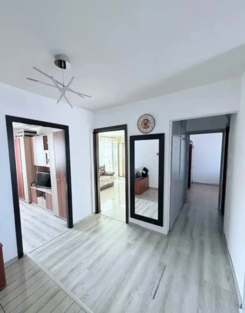 Apartament 3 camere în Manastur - Locație: Mănăștur, Cluj-Napoca, etaj 4 4 Suprafață utilă: 66 mp Compartimentare: living cu bucătărie open space, 3 dormitoare, baie și balcon + un dressing generos. Dotări bucătărie: mașină de spălat vase, plită pe gaz, cuptor electric, hotă Confort: confort 1 decomandat, renovat complet Facilități suplimentare: parcare de la primărie, boxă mare la subsol &Icirc;mbunătățiri: izolație termică refăcută, centrală termică prin condensație nouă, calorifere schimbate, fără infiltrații de apă. Mobilare: se predă mobilat și utilat la cheie Zona: acces facil la transport &icirc;n comun, magazine, complexe comerciale, bază sportivă la 100 de metri, școli și grădinițe &icirc;n apropiere V&acirc;nzare: persoană fizică, fără TVA, fără colaborare cu agenții imobiliare, chiar și fără comision Preț: 180.000 de euro (2700 de euro mp), ocazie sub media pieței! Stare juridică clară!
