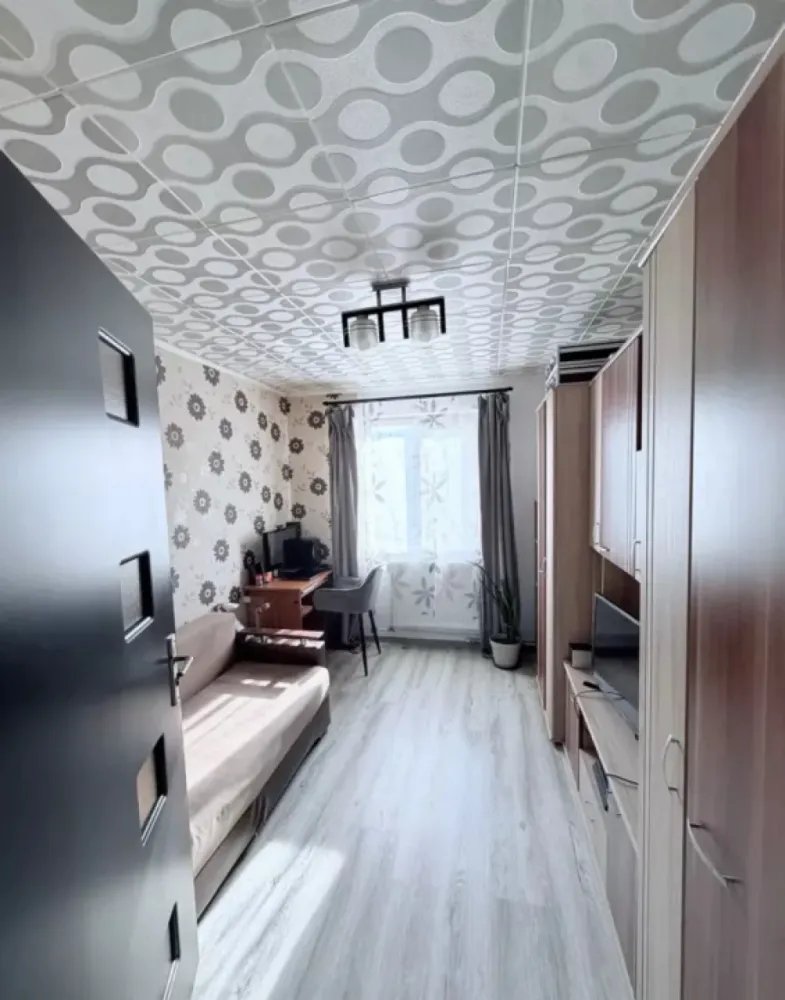 Apartament 3 camere în Manastur - Locație: Mănăștur, Cluj-Napoca, etaj 4 4 Suprafață utilă: 66 mp Compartimentare: living cu bucătărie open space, 3 dormitoare, baie și balcon + un dressing generos. Dotări bucătărie: mașină de spălat vase, plită pe gaz, cuptor electric, hotă Confort: confort 1 decomandat, renovat complet Facilități suplimentare: parcare de la primărie, boxă mare la subsol &Icirc;mbunătățiri: izolație termică refăcută, centrală termică prin condensație nouă, calorifere schimbate, fără infiltrații de apă. Mobilare: se predă mobilat și utilat la cheie Zona: acces facil la transport &icirc;n comun, magazine, complexe comerciale, bază sportivă la 100 de metri, școli și grădinițe &icirc;n apropiere V&acirc;nzare: persoană fizică, fără TVA, fără colaborare cu agenții imobiliare, chiar și fără comision Preț: 180.000 de euro (2700 de euro mp), ocazie sub media pieței! Stare juridică clară!
